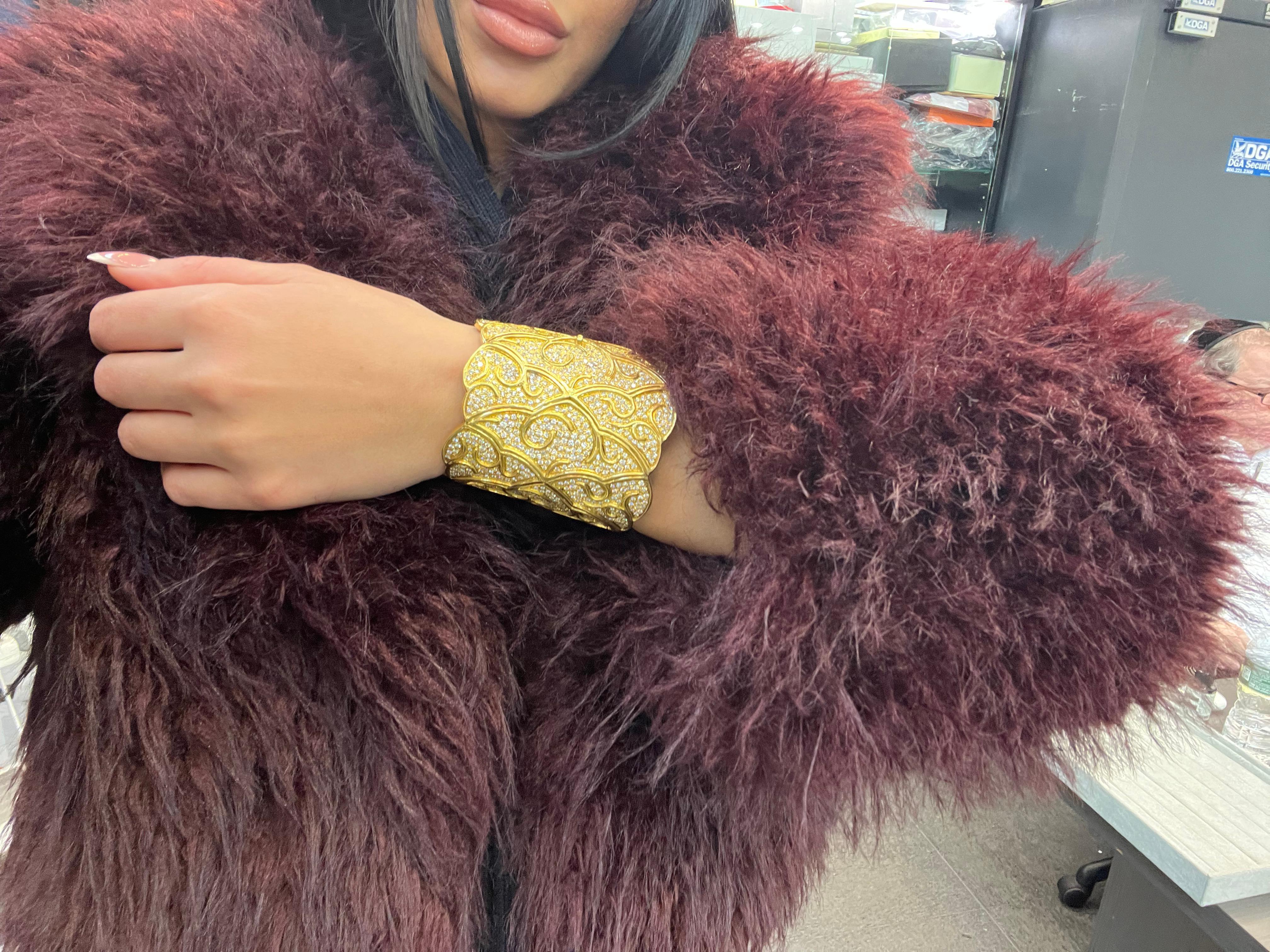 Bracelet manchette large en or jaune 18 carats avec diamants taille ronde de 38 carats en vente 2