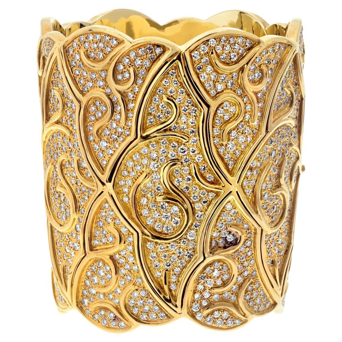 Breites Manschettenarmband aus 18 Karat Gelbgold mit 38 Karat Diamanten im Rundschliff