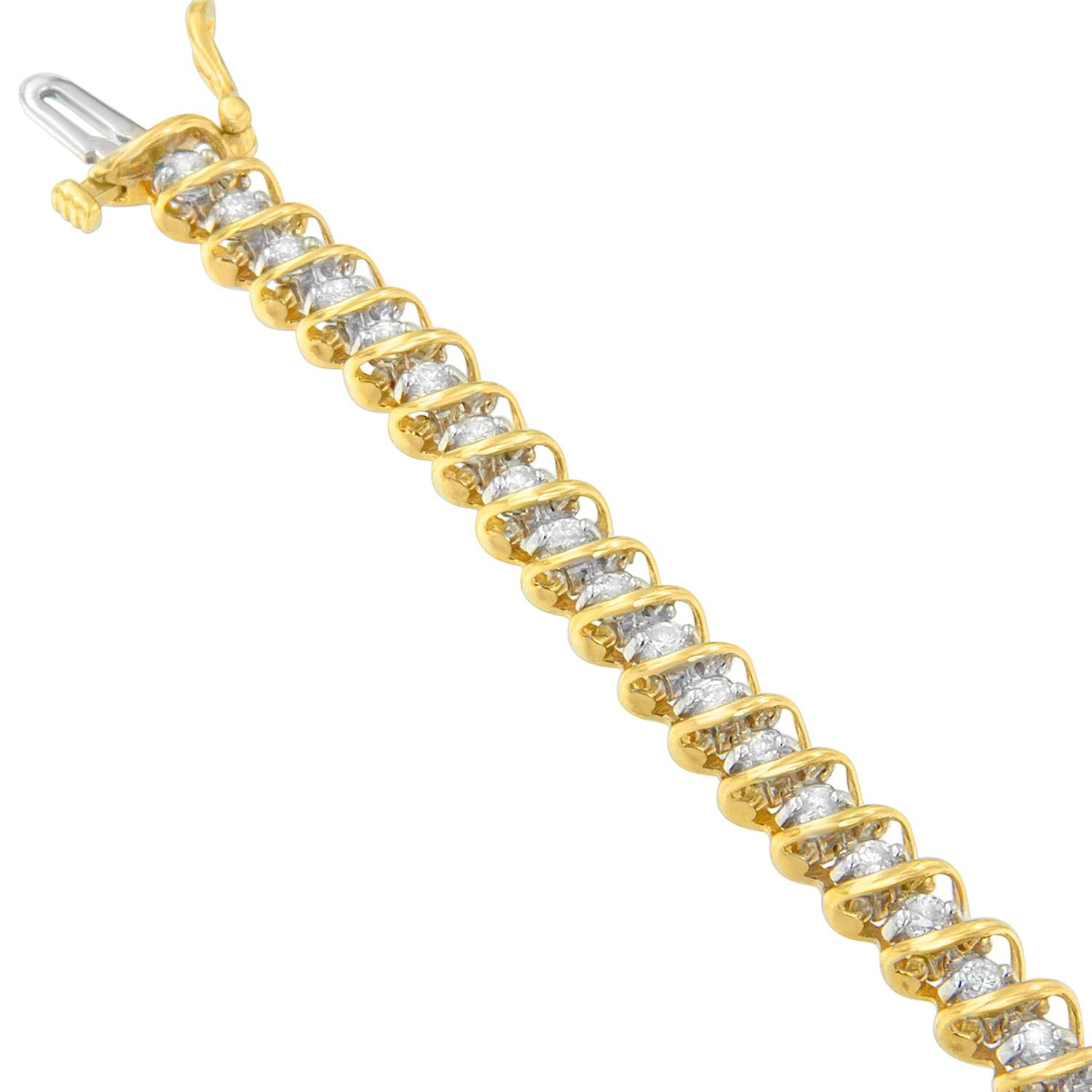 Ornez votre poignet de ce magnifique bracelet qui ne passe jamais inaperçu. Les 3 carats de diamants ronds étincelants sont enveloppés de façon complexe dans de l'or jaune 18 carats pour une présentation inoubliable. Elle est ornée de 42 diamants de