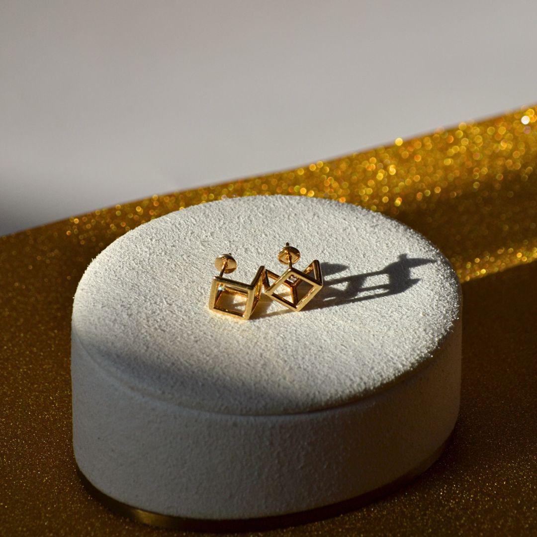 Moderne Boucles d'oreilles cube 3D en or jaune 18K avec accent diamanté en vente