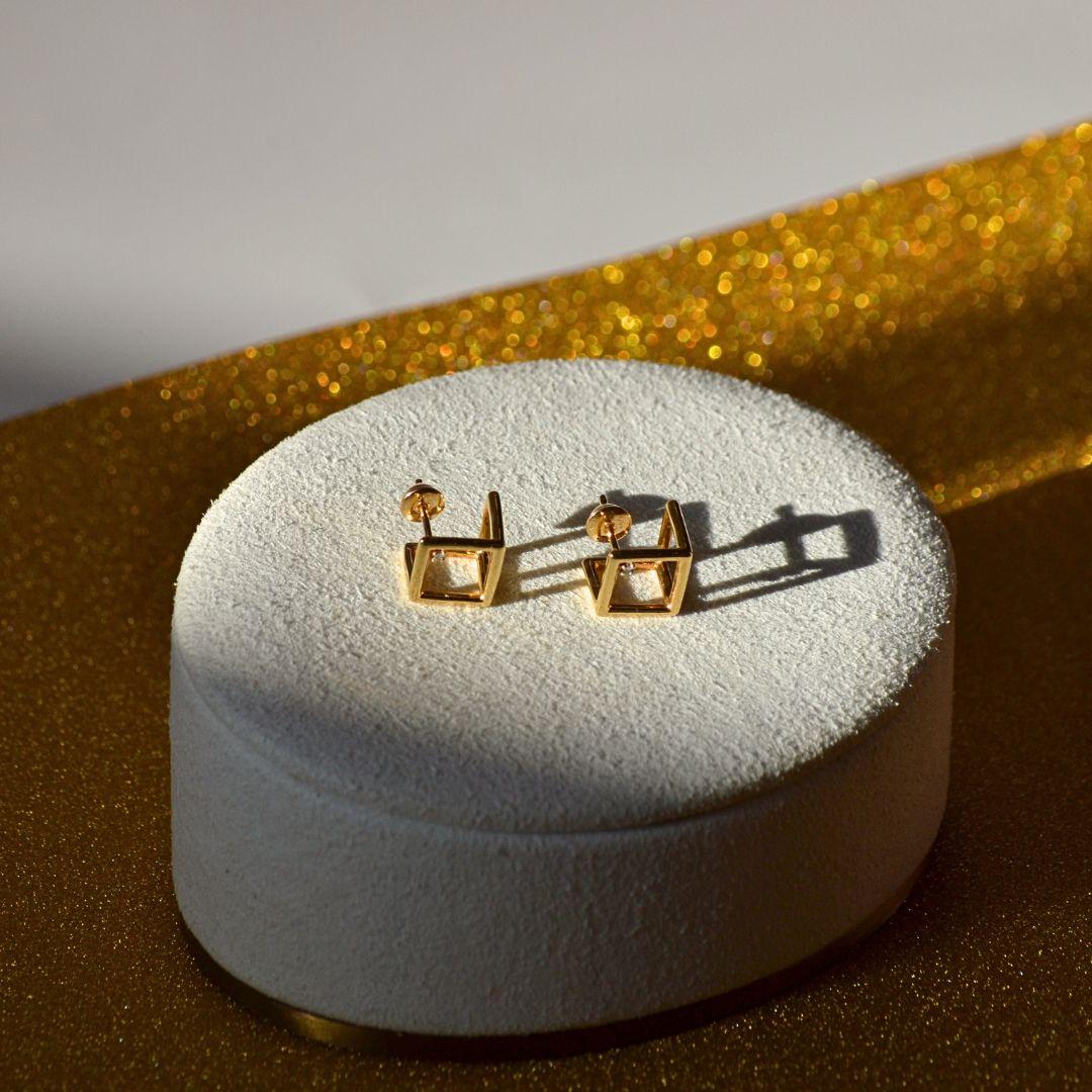 Taille ronde Boucles d'oreilles cube 3D en or jaune 18K avec accent diamanté en vente