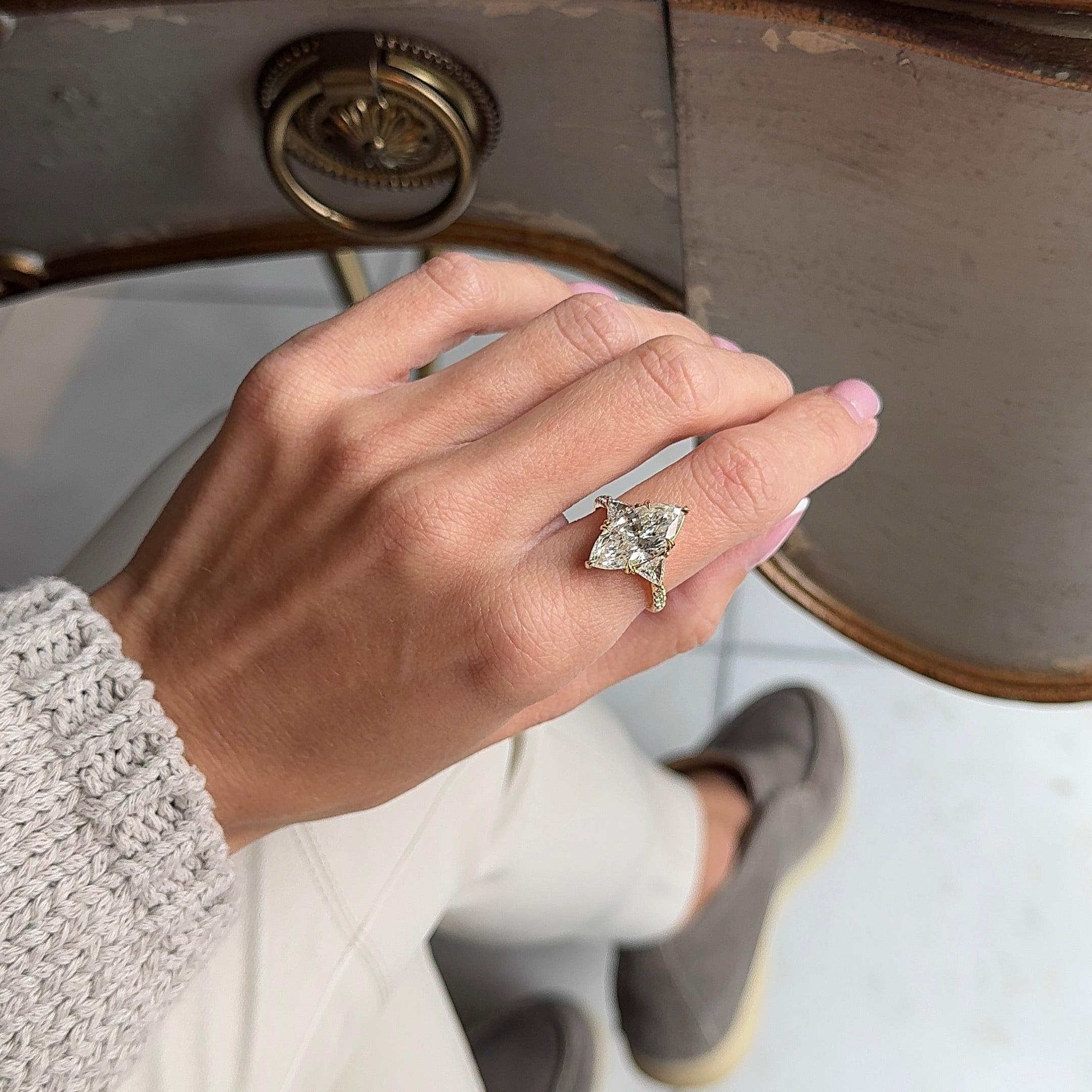Taille Marquise Bague de fiançailles en or jaune 18 carats avec diamant marquise de 4,05 carats en vente