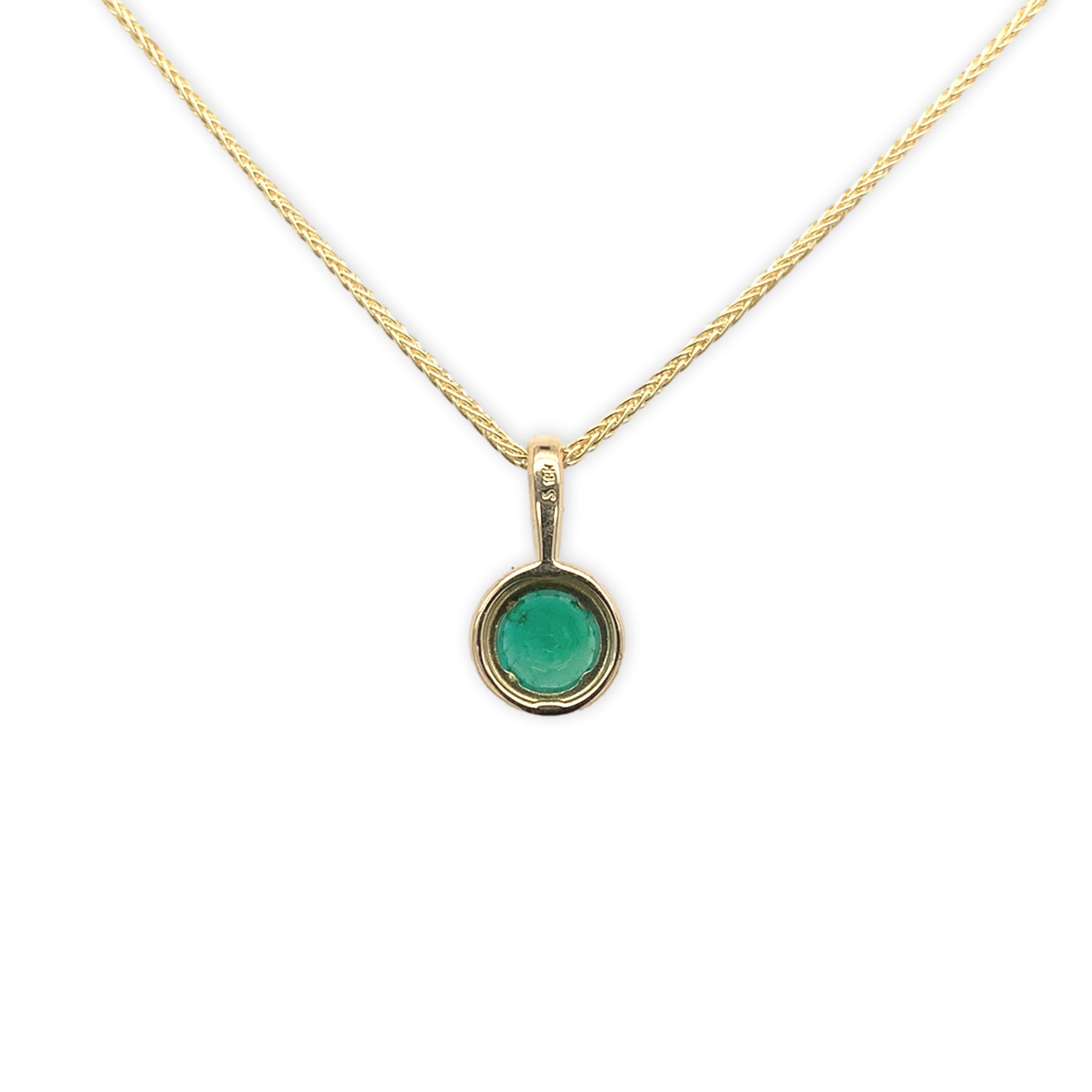Taille ronde Pendentif en or jaune 18K avec émeraude fine et diamant de 0,40ct et chaîne 18K de 18