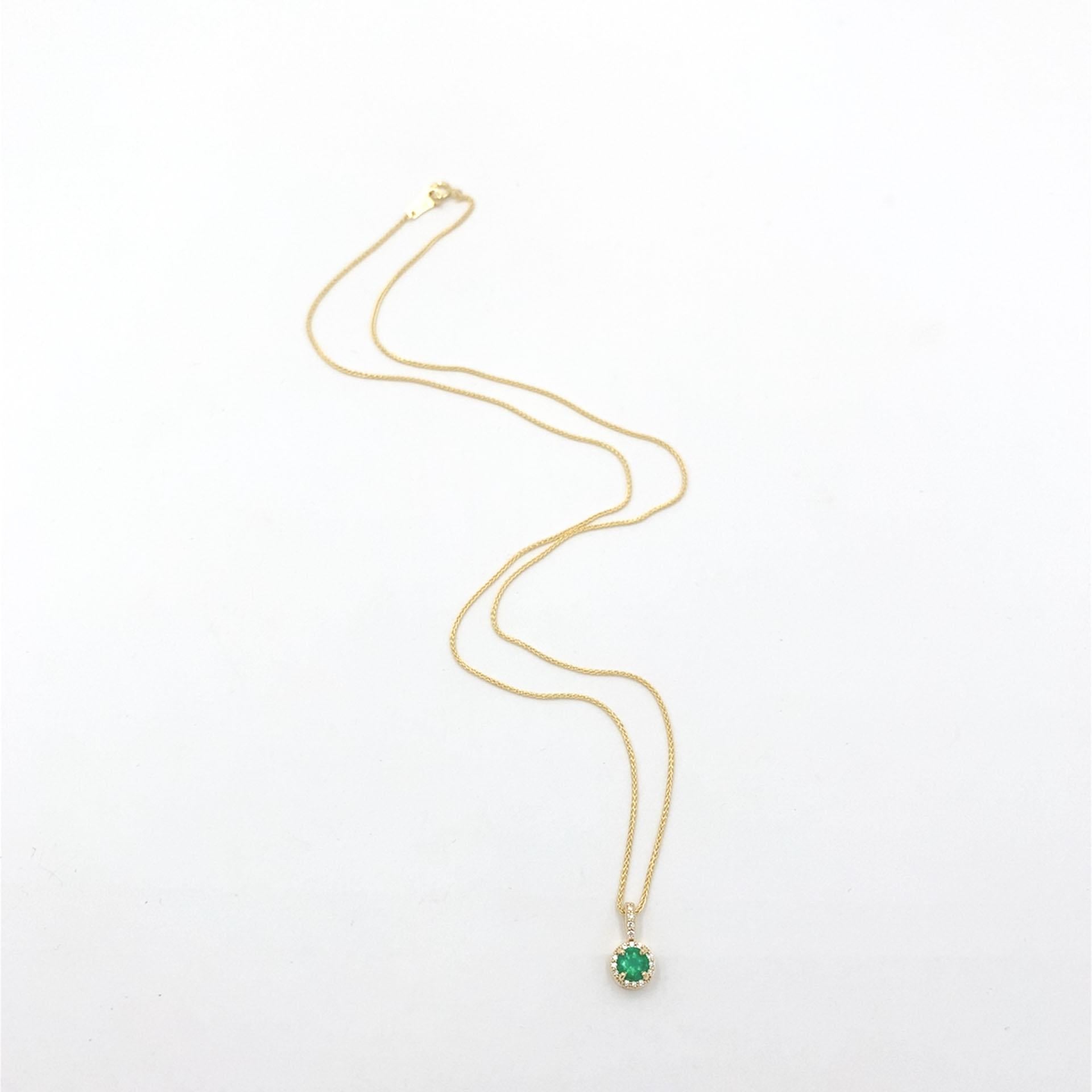 Pendentif en or jaune 18K avec émeraude fine et diamant de 0,40ct et chaîne 18K de 18