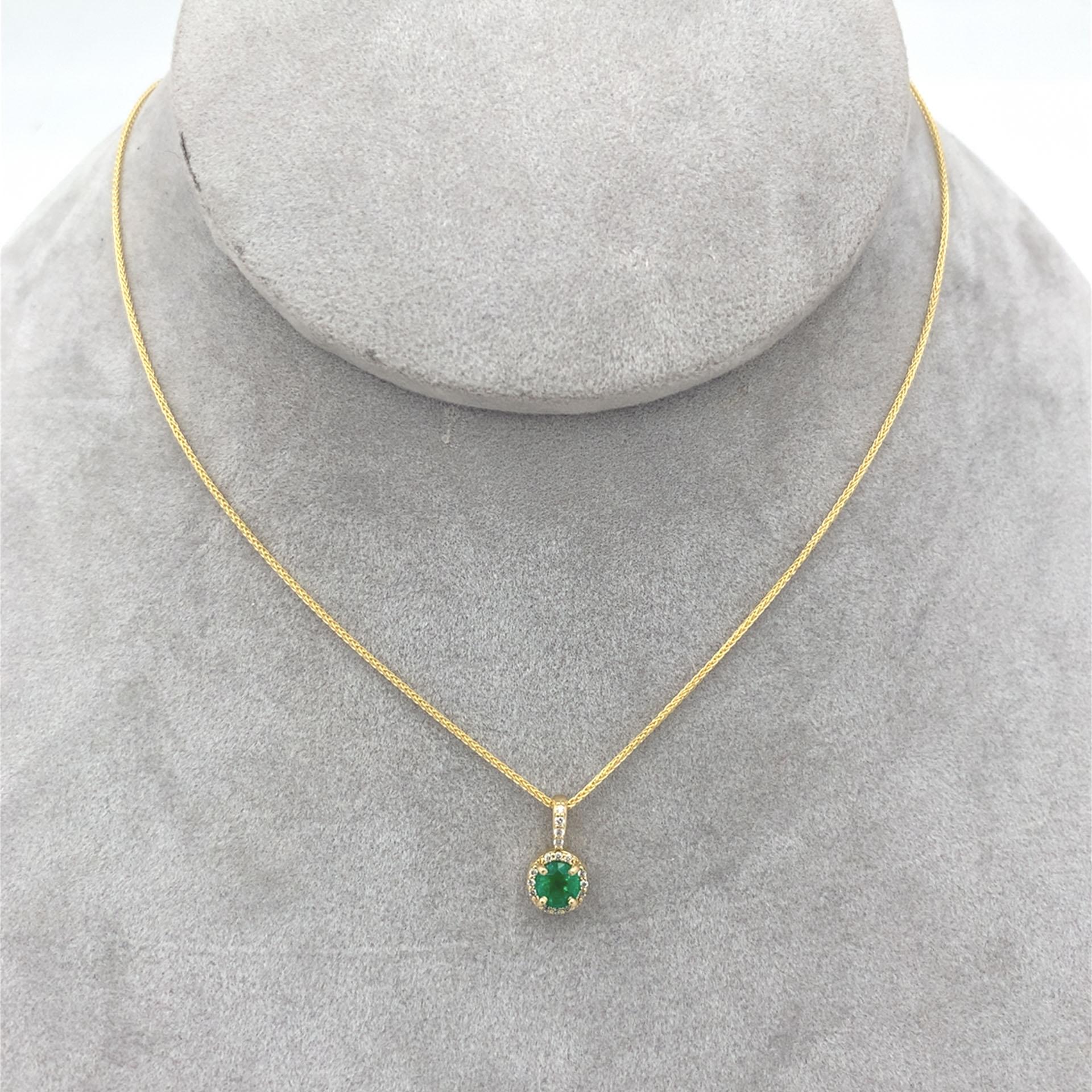 Pendentif en or jaune 18K avec émeraude fine et diamant de 0,40ct et chaîne 18K de 18
