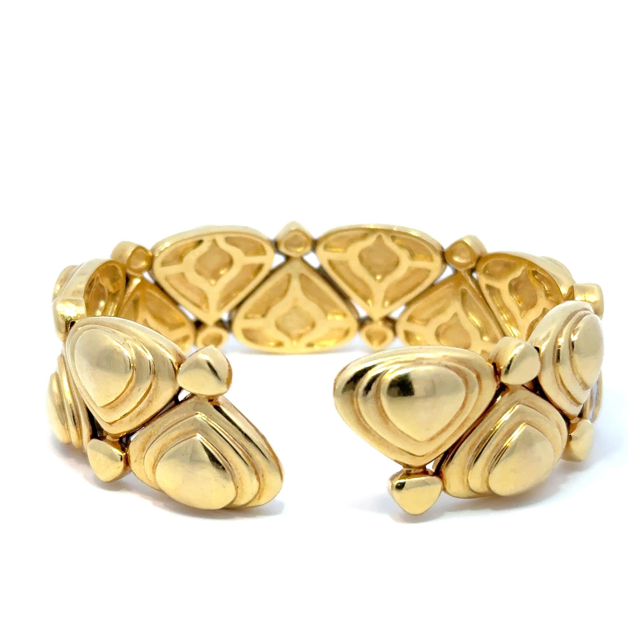 Taille ronde Bracelet manchette en or jaune 18k 4.0ct VS Diamond Cuff Bangle en vente