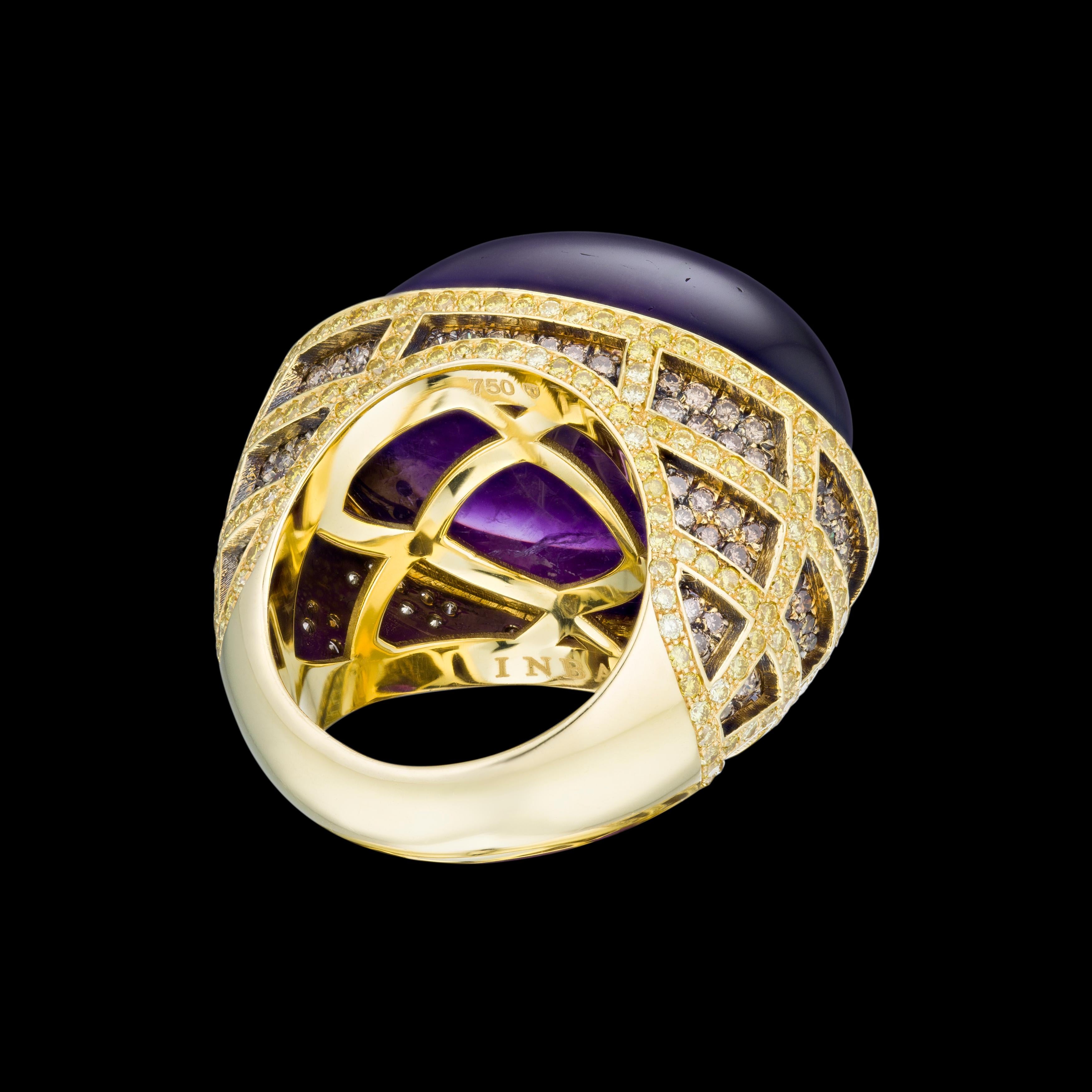 18K Yellow Gold 41.60 Carat Amethyst Cabushion and Brown Diamonds Cocktail Ring In New Condition For Sale In Ramat Gan, IL