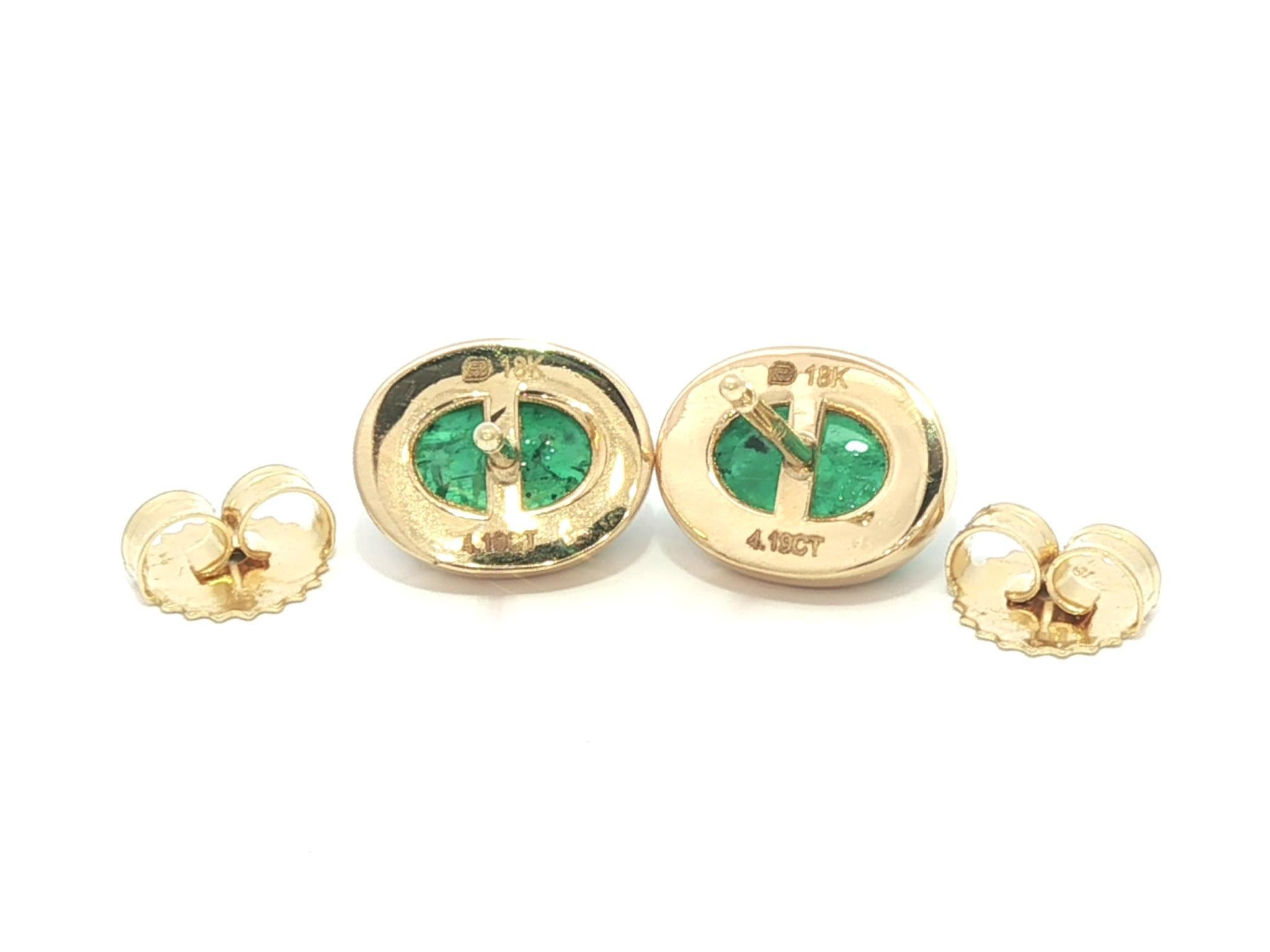 -Pierre(s)
(2) Emeraudes Naturelles Véritables - Cabochon Ovale - Serti - Très belle couleur verte - 8.7x6.6mm - 4.19ctw (exact;estampillé) 

MATERIAL : Or jaune 18k massif 
Poids : 3.77 grammes
Support : Poteau avec fermoir papillon (des oreilles
