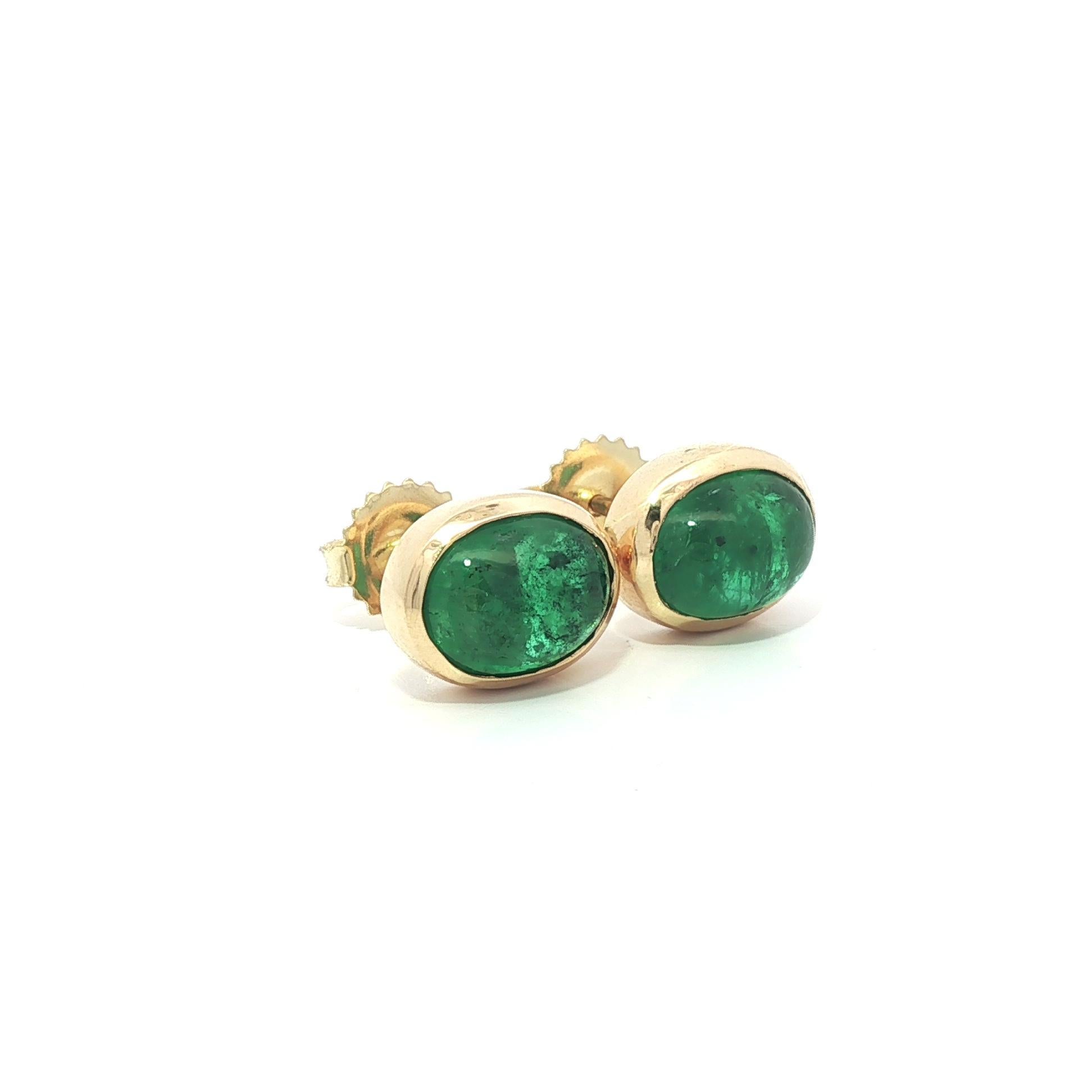 Boucles d'oreilles en or jaune 18 carats 4.19ctw Oval Cabochon Cut Bezel Emerald Stud Earrings Bon état - En vente à Montclair, NJ