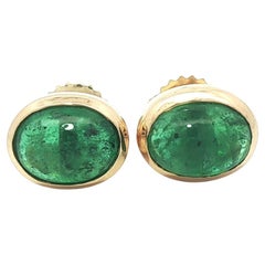Orecchini a perno in oro giallo 18k con smeraldo ovale tagliato a cabochon da 4,19 carati