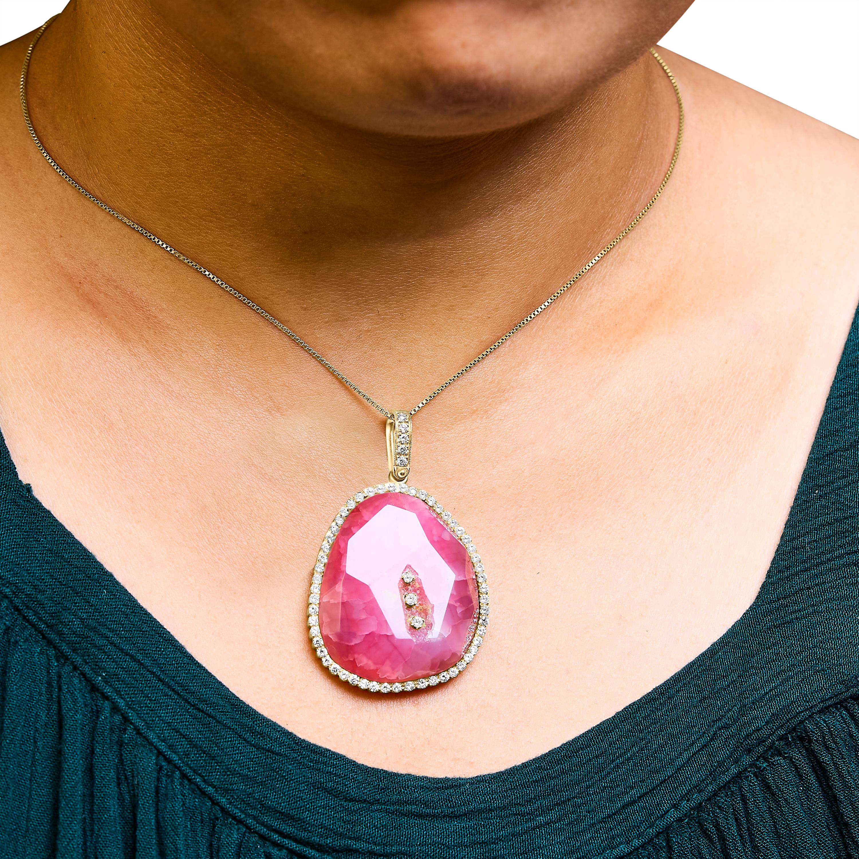 18K Yellow Gold 42.0ct Pink Quartz Crystal Geode, 1.0ct Diamond Pendant Necklace In New Condition For Sale In New York, NY