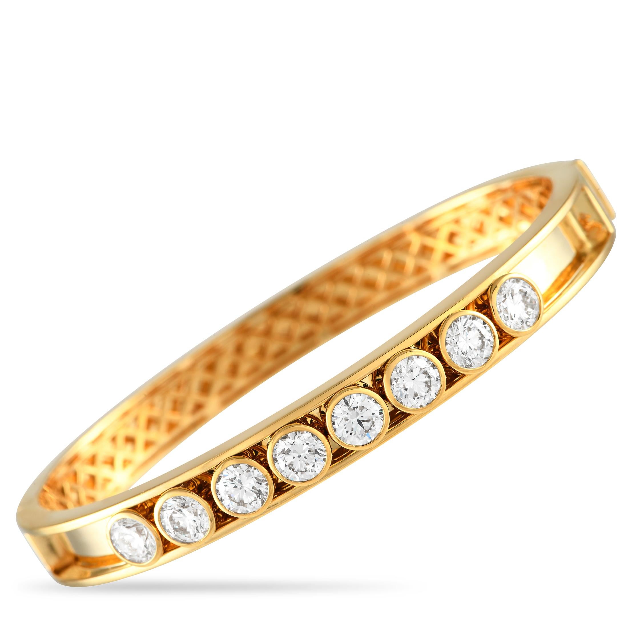18K Yellow Gold 4.25ct Eight Moving Diamond Bangle Bracelet In New Condition For Sale In Southampton, PA