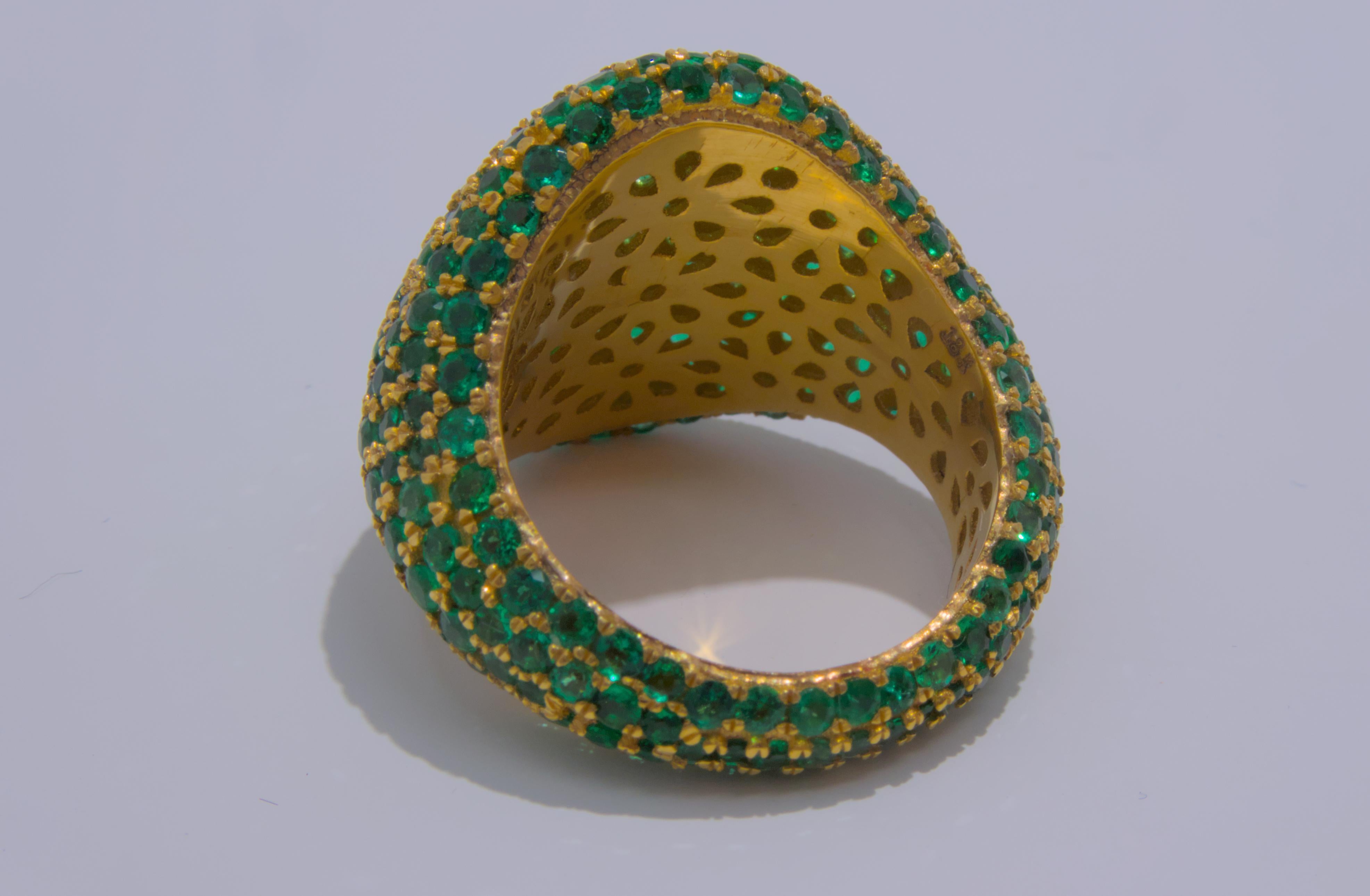 Contemporary 18K Yellow Gold 4.26 Carat Emerald Cocktail Ring For Sale