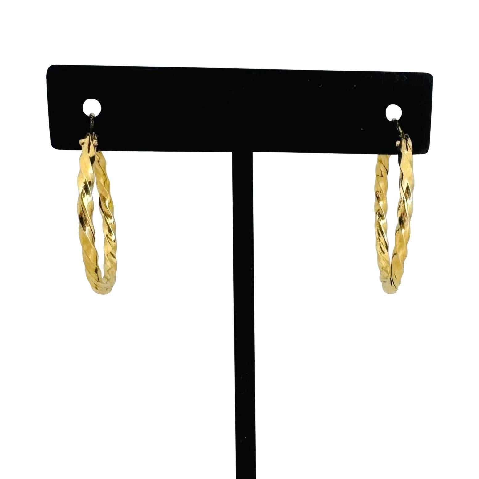 Bedingung:  Ausgezeichneter Condit, professionell gereinigt und poliert
Metall:  18k Gold (markiert und professionell getestet)
Gewicht:  4.3g
Länge:  1.2 Zoll
Breite:  1,1 Zoll
Schließung:  Snap Backs
Markierungen:  
