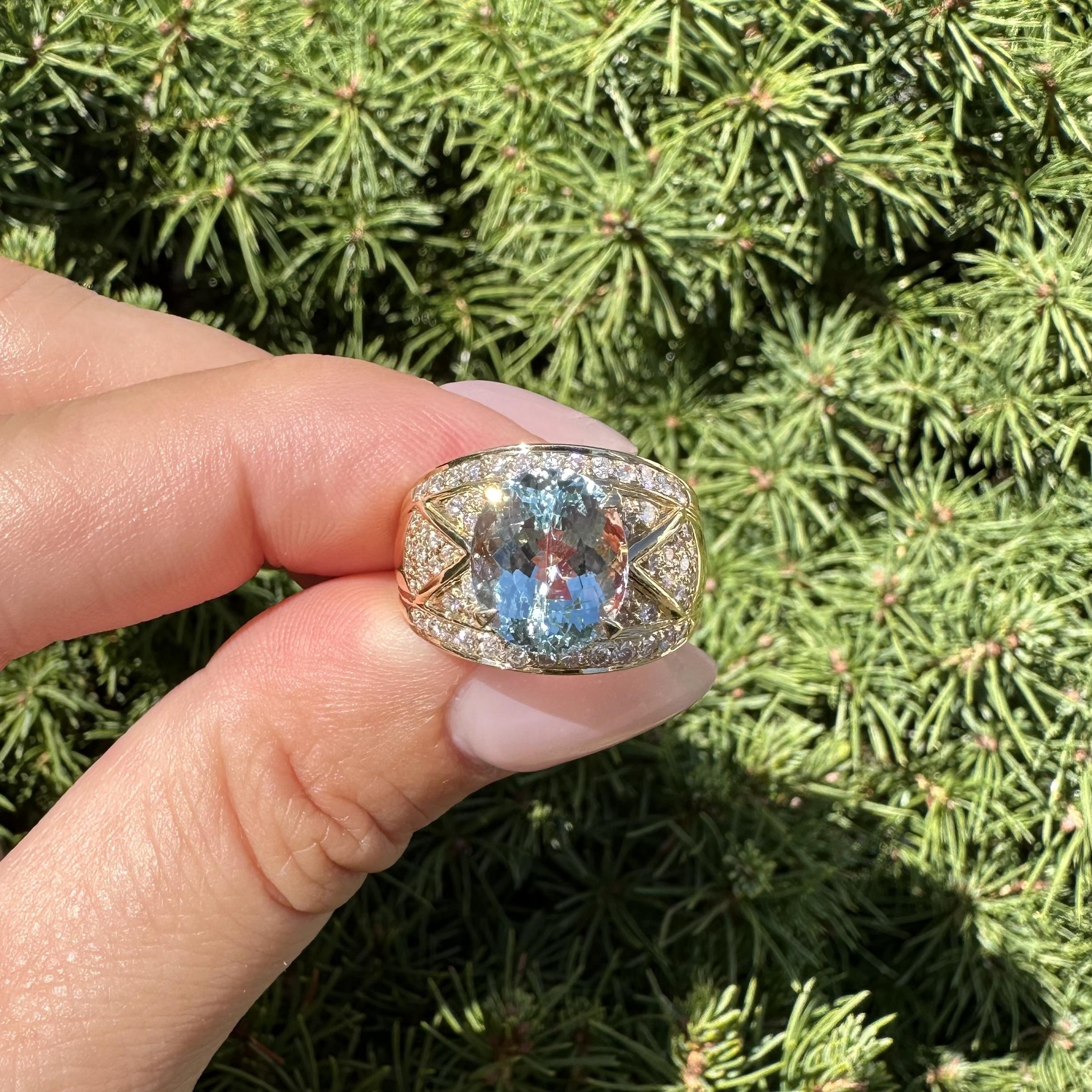 Anello a fascia larga a sigaro in oro giallo 18k con diamanti e acquamarina ovale da 4,53 carati in vendita 8