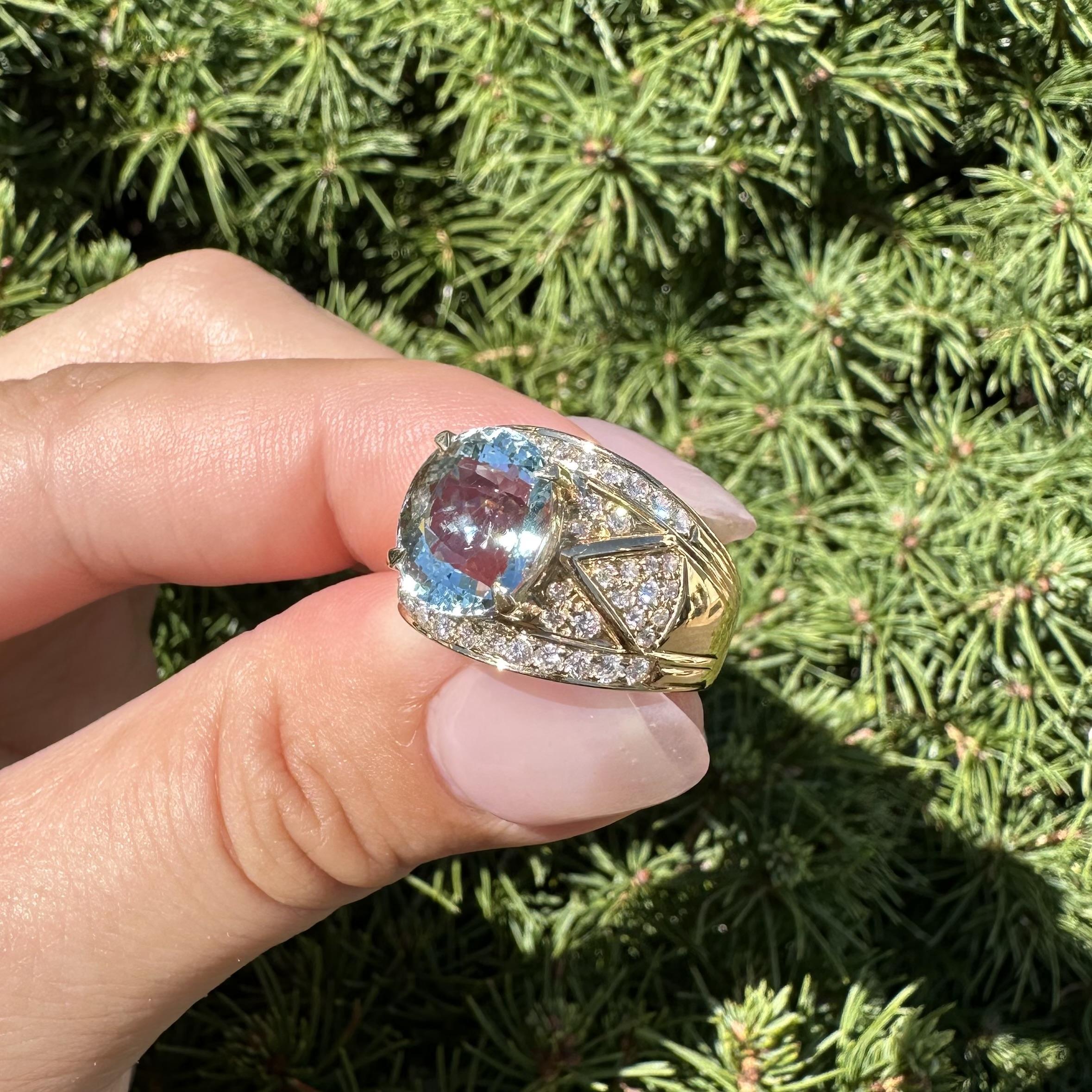 Anello a fascia larga a sigaro in oro giallo 18k con diamanti e acquamarina ovale da 4,53 carati in vendita 9