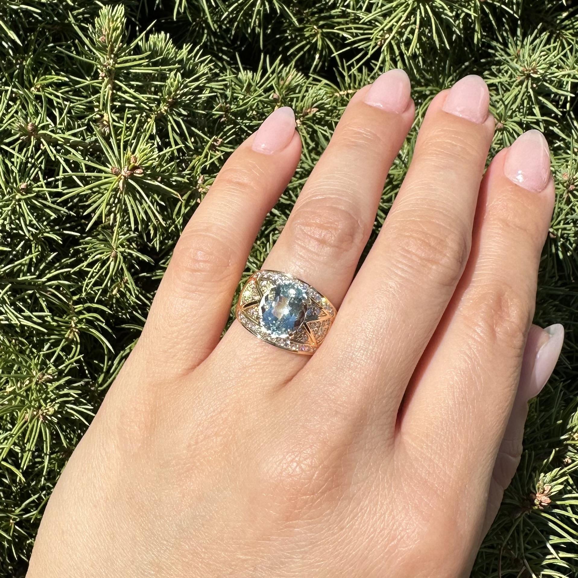 Anello a fascia larga a sigaro in oro giallo 18k con diamanti e acquamarina ovale da 4,53 carati in vendita 10
