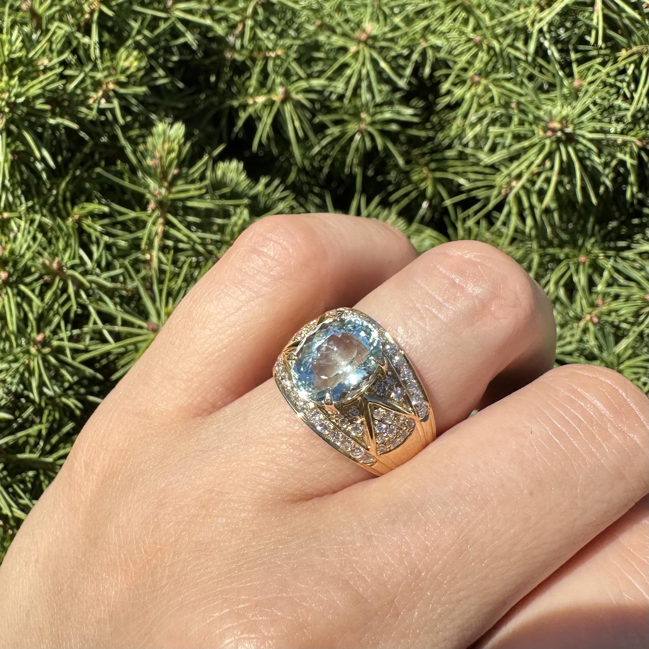 Anello a fascia larga a sigaro in oro giallo 18k con diamanti e acquamarina ovale da 4,53 carati in vendita 11