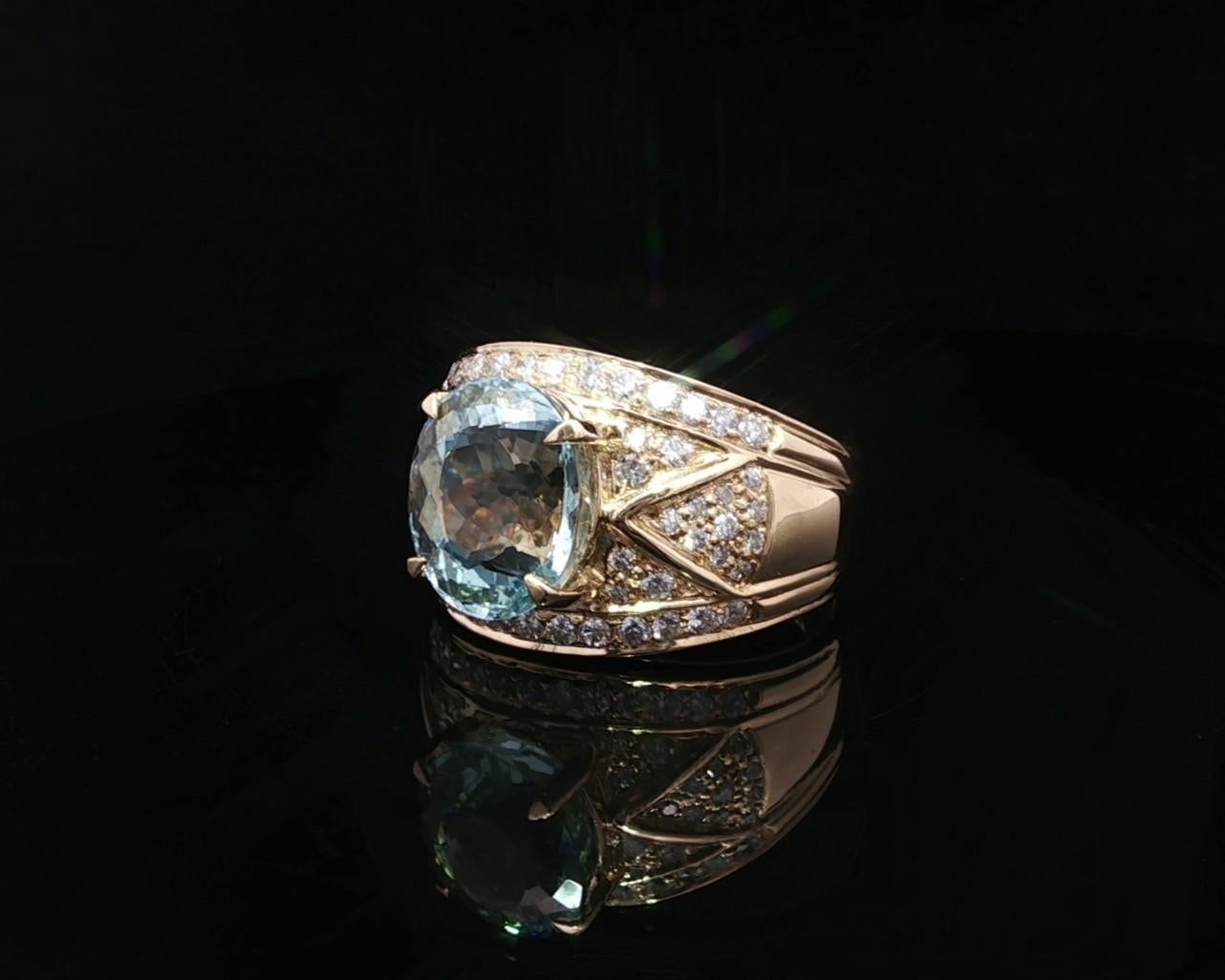 Taglio ovale Anello a fascia larga a sigaro in oro giallo 18k con diamanti e acquamarina ovale da 4,53 carati in vendita