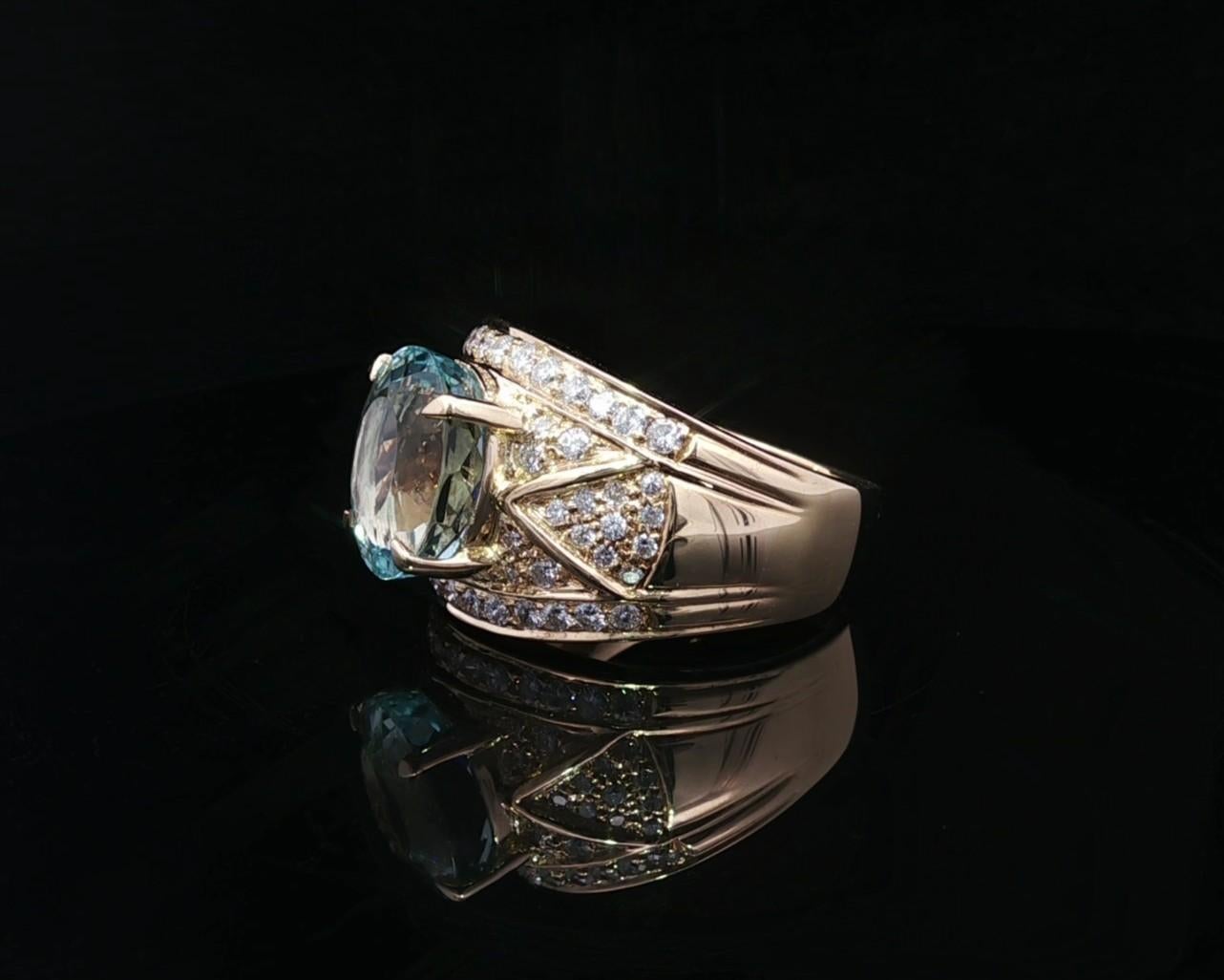 Anello a fascia larga a sigaro in oro giallo 18k con diamanti e acquamarina ovale da 4,53 carati In condizioni ottime in vendita a Montclair, NJ