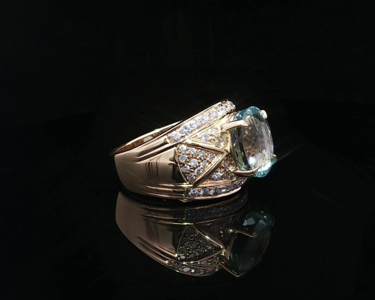 Donna Anello a fascia larga a sigaro in oro giallo 18k con diamanti e acquamarina ovale da 4,53 carati in vendita