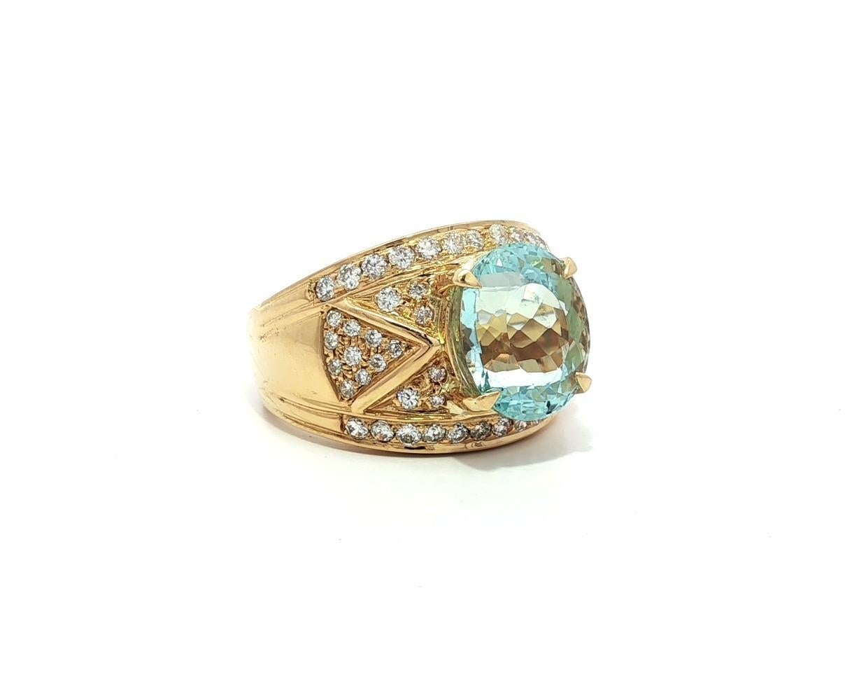 Anello a fascia larga a sigaro in oro giallo 18k con diamanti e acquamarina ovale da 4,53 carati in vendita 3