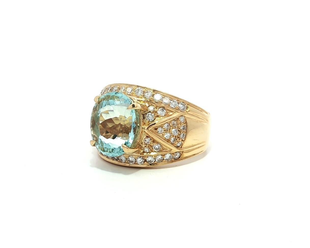 Anello a fascia larga a sigaro in oro giallo 18k con diamanti e acquamarina ovale da 4,53 carati in vendita 4