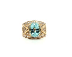 Anello a fascia larga a sigaro in oro giallo 18k con diamanti e acquamarina ovale da 4,53 carati