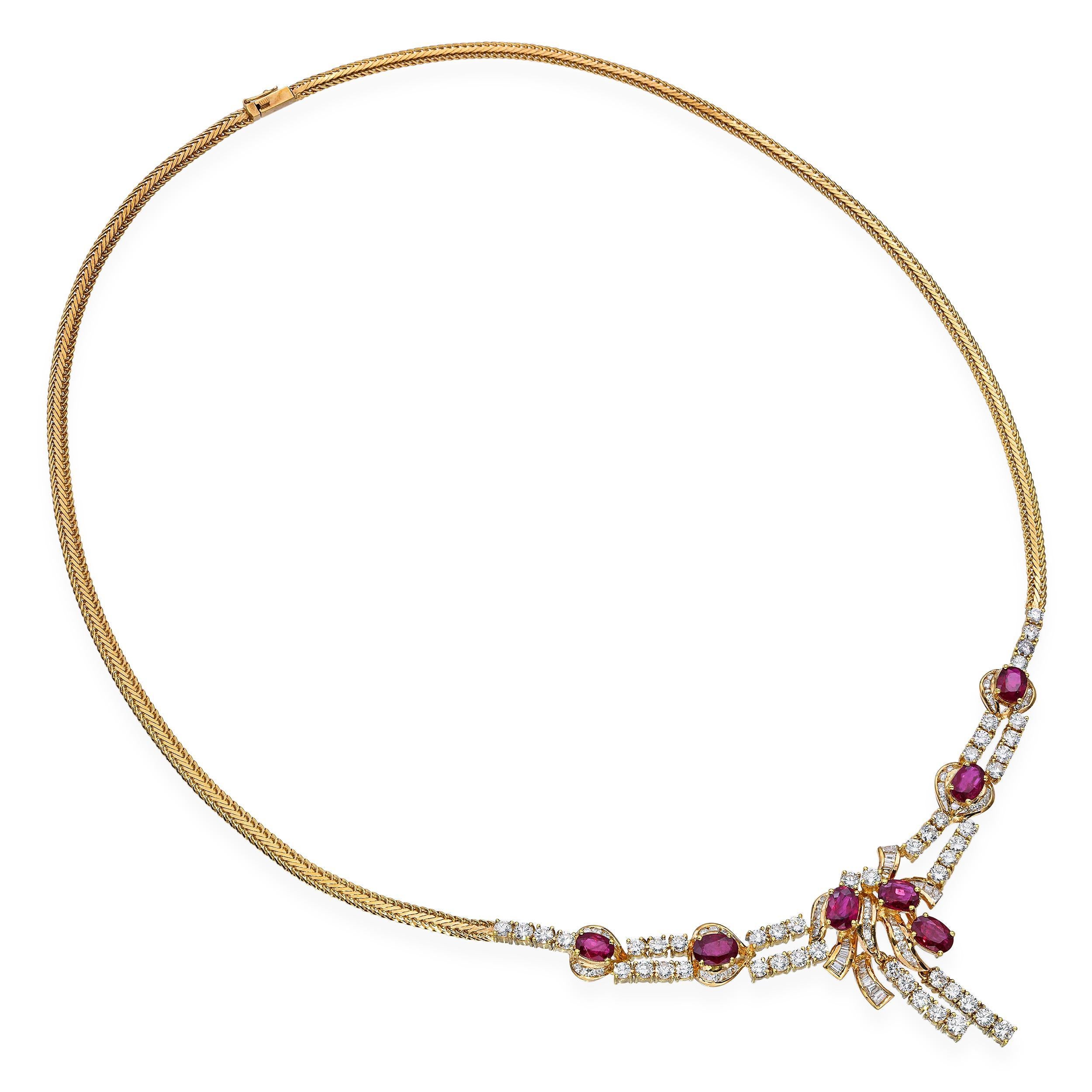 Ce collier en or jaune 18 carats présente une combinaison exquise de rubis et de diamants, totalisant respectivement 4,55 carats et 3,01 carats. Le rouge vif des rubis contraste magnifiquement avec l'éclat des diamants J VS, créant un équilibre