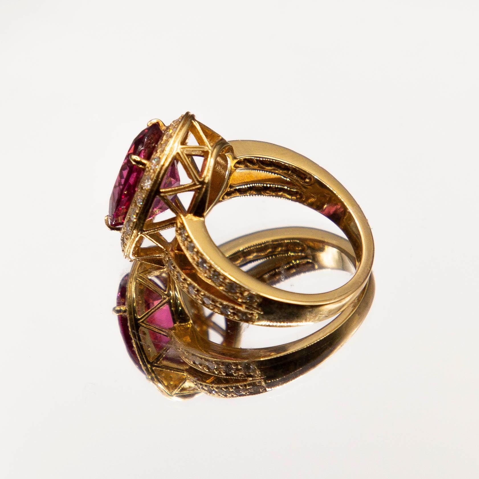 Taille ovale Or jaune 18 carats et tourmaline rose ovale de 4,59 carats  Bague ornée de diamants en vente