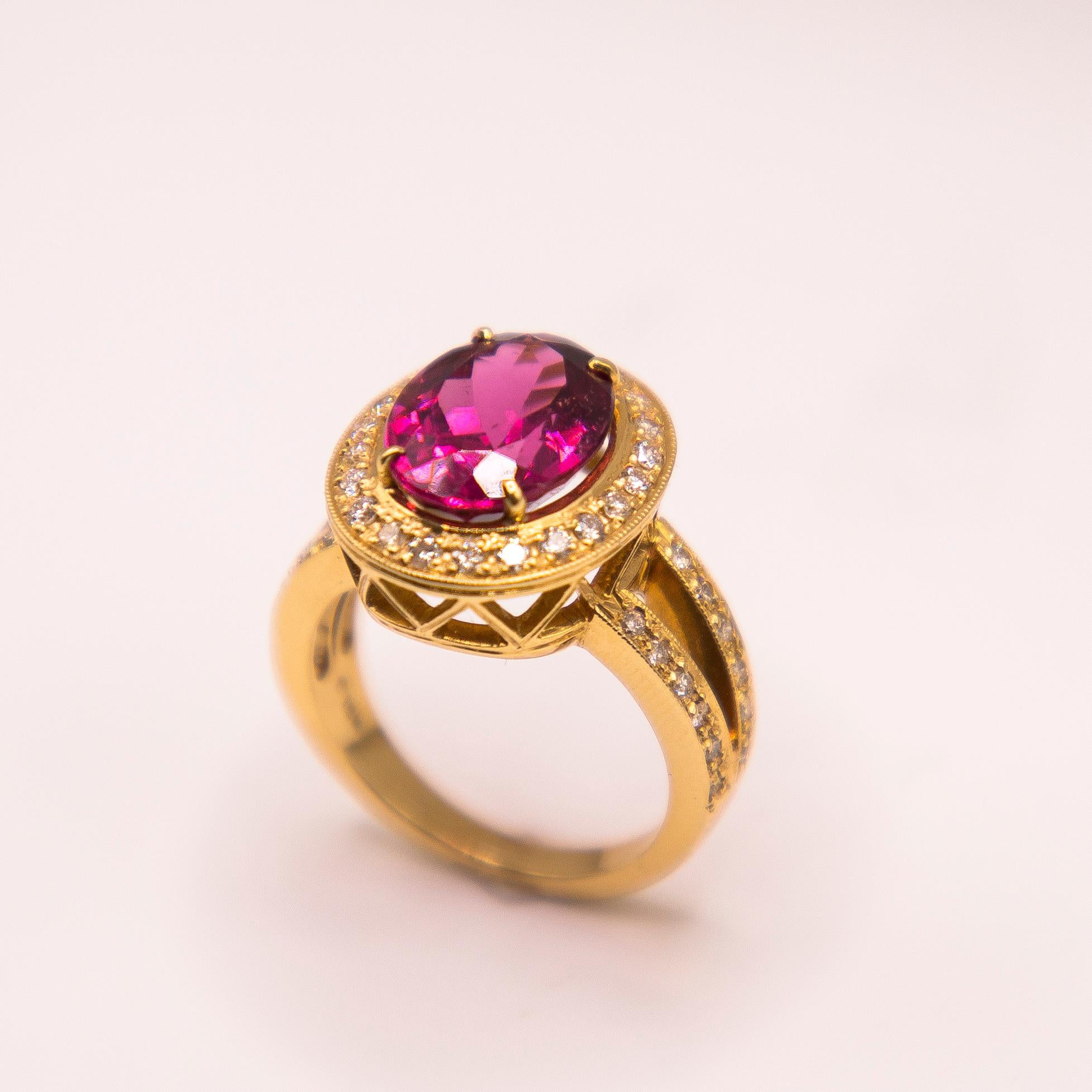 Or jaune 18 carats et tourmaline rose ovale de 4,59 carats  Bague ornée de diamants en vente 2