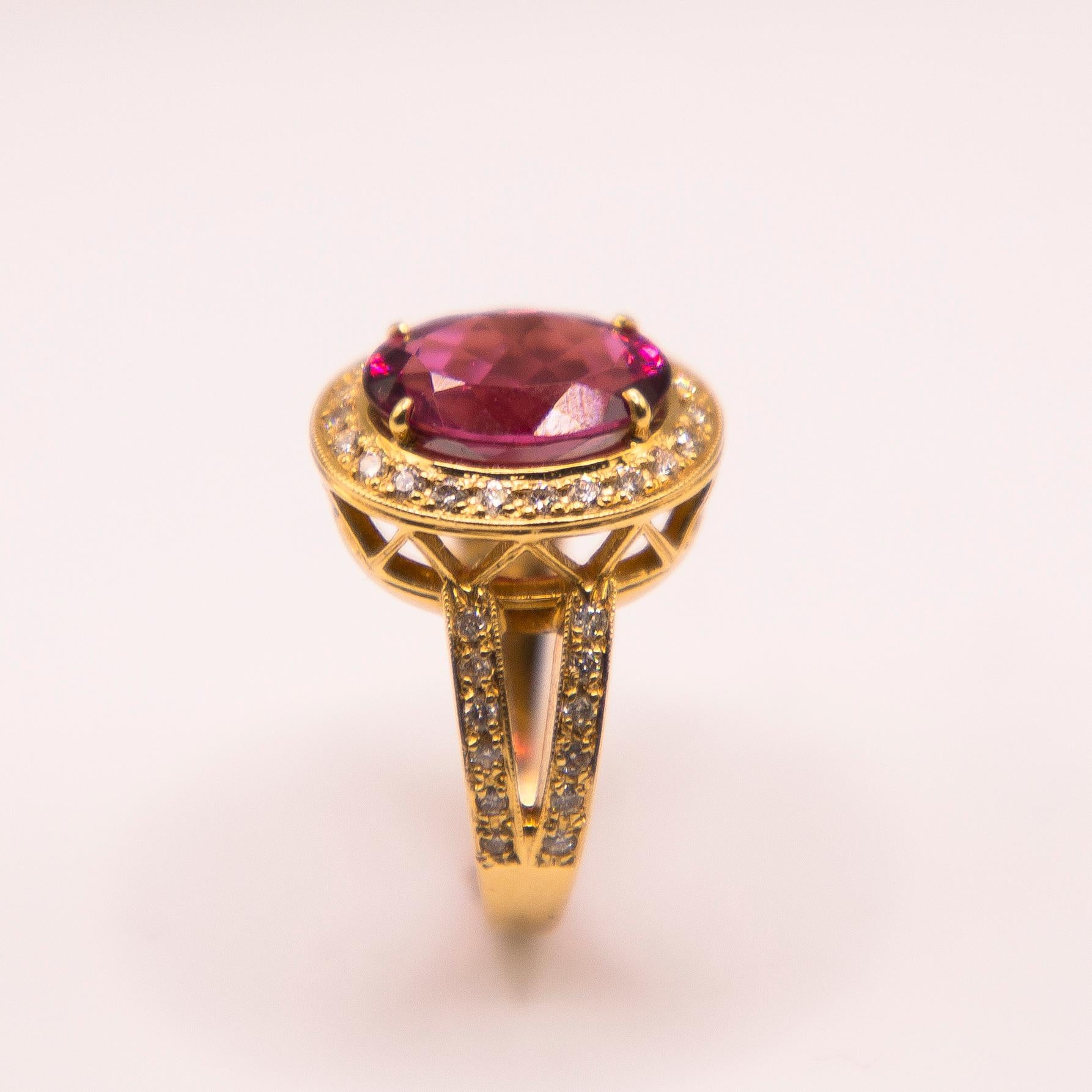 Or jaune 18 carats et tourmaline rose ovale de 4,59 carats  Bague ornée de diamants en vente 3
