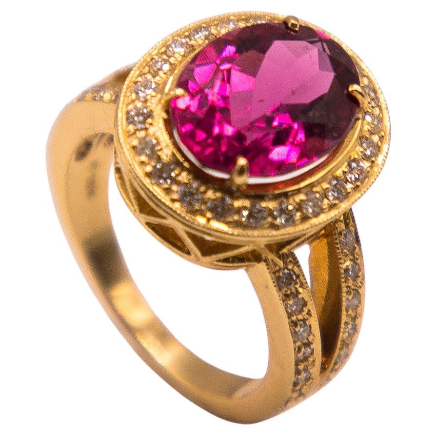 Or jaune 18 carats et tourmaline rose ovale de 4,59 carats  Bague ornée de diamants en vente