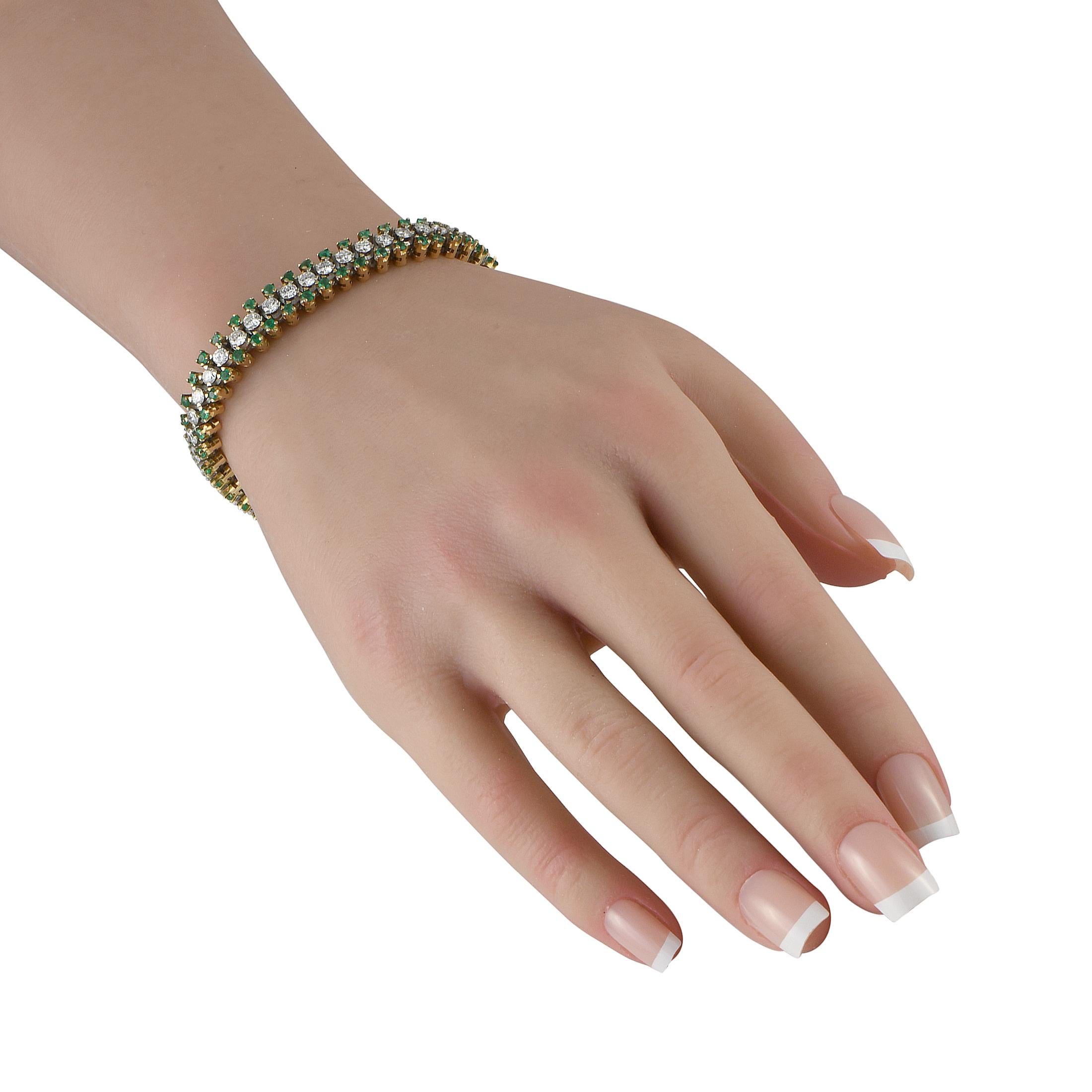 Esta pulsera de lujo posee una opulencia innegable. Un detallado engaste de oro amarillo de 18 quilates muestra su conjunto de impresionantes piedras preciosas. En el centro, una serie de Diamantes talla redonda de 4,75 quilates en total reflejan la