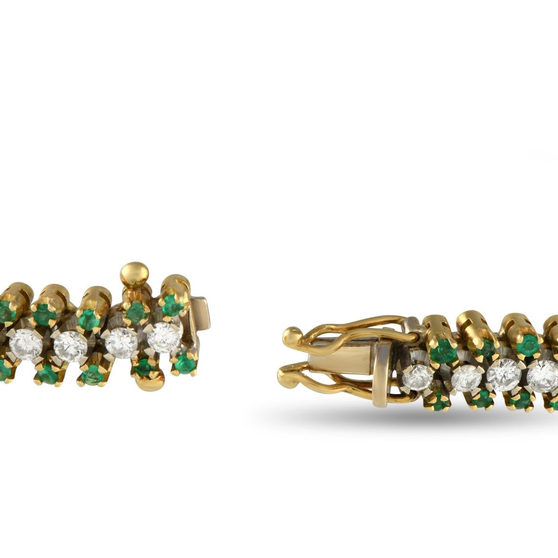 Pulsera de oro amarillo de 18 quilates con diamantes y esmeraldas de 4,75 ct Corte redondo en venta