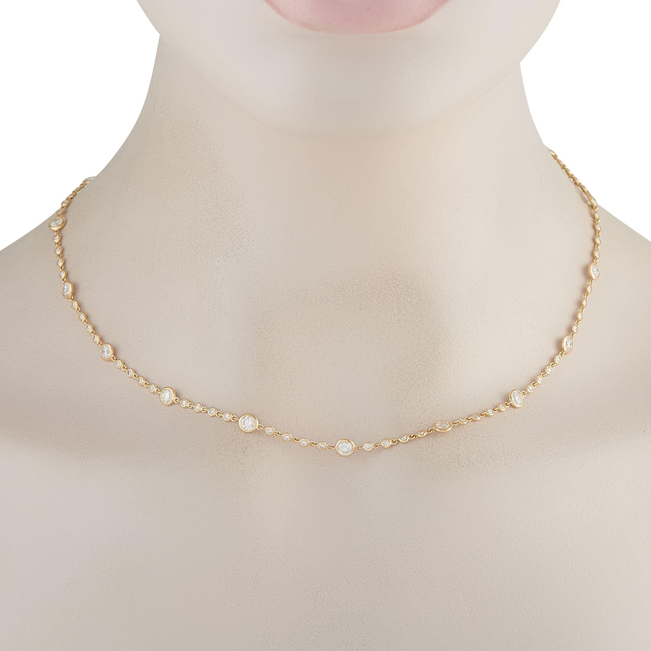 Ajoutez une touche d'élégance à n'importe quel ensemble avec ce collier simple et élégant. Réalisé en or jaune 18 carats, il est orné d'une série de diamants ronds totalisant 4,90 carats. Ce bijou est offert à l'état neuf et est accompagné d'une