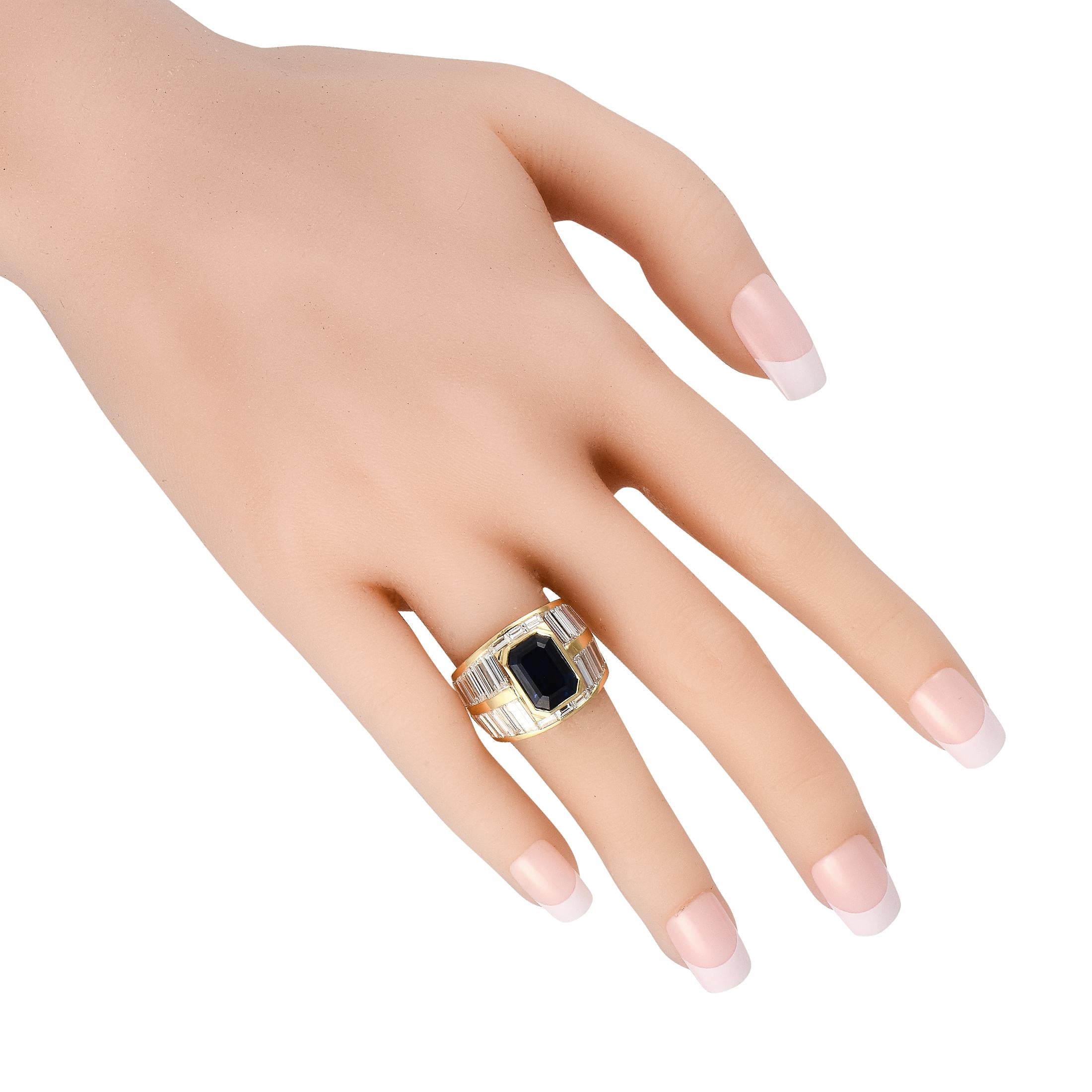 18 Karat Gelbgold Ring mit 4,95 Karat Diamant und blauem Saphir (Baguetteschliff)