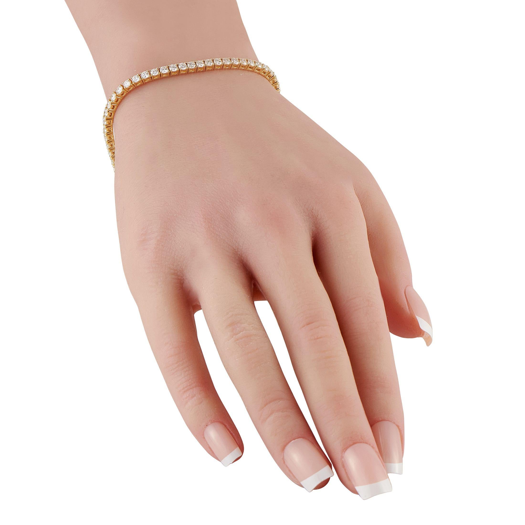 L'expression sans effort d'un luxe raffiné. Ce bracelet de tennis est serti en or jaune 18 carats et présente une rangée continue de diamants qui brillent d'une confiance tranquille. L'allure gracieuse de cette pièce se marie avec tout et passe sans