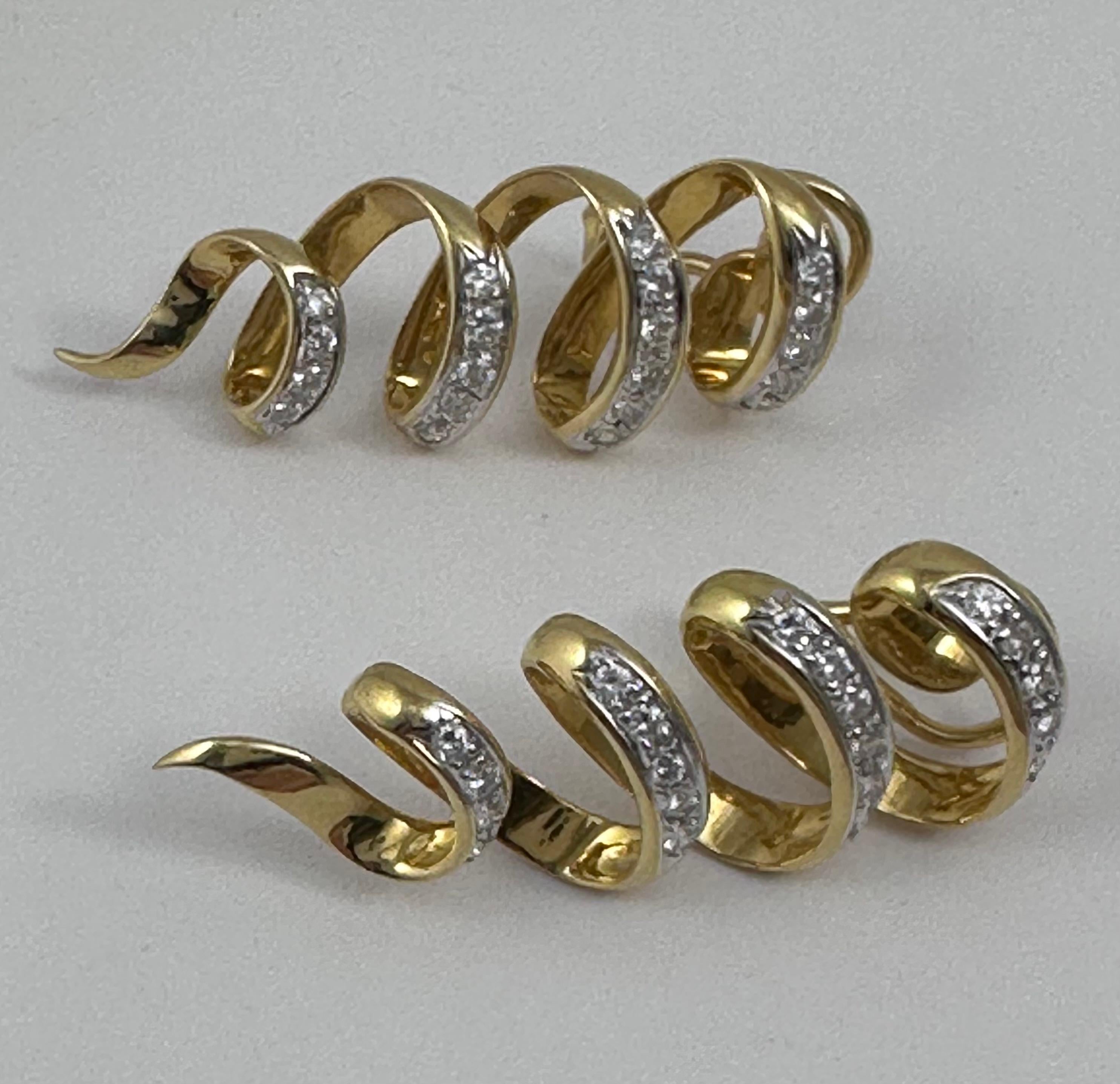 18 Karat Gelbgold ~ 5/8 x 1 3/4 Spiral Glistening Diamant-Ohrringe mit Hebelverschluss (Rundschliff) im Angebot