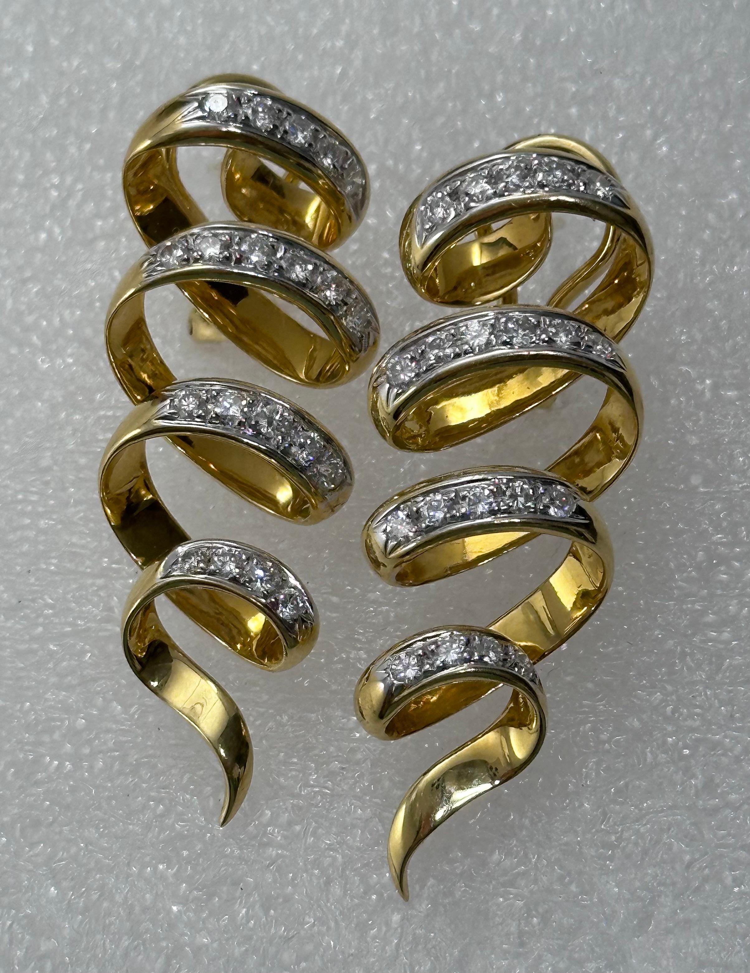 18 Karat Gelbgold ~ 5/8 x 1 3/4 Spiral Glistening Diamant-Ohrringe mit Hebelverschluss im Angebot 2