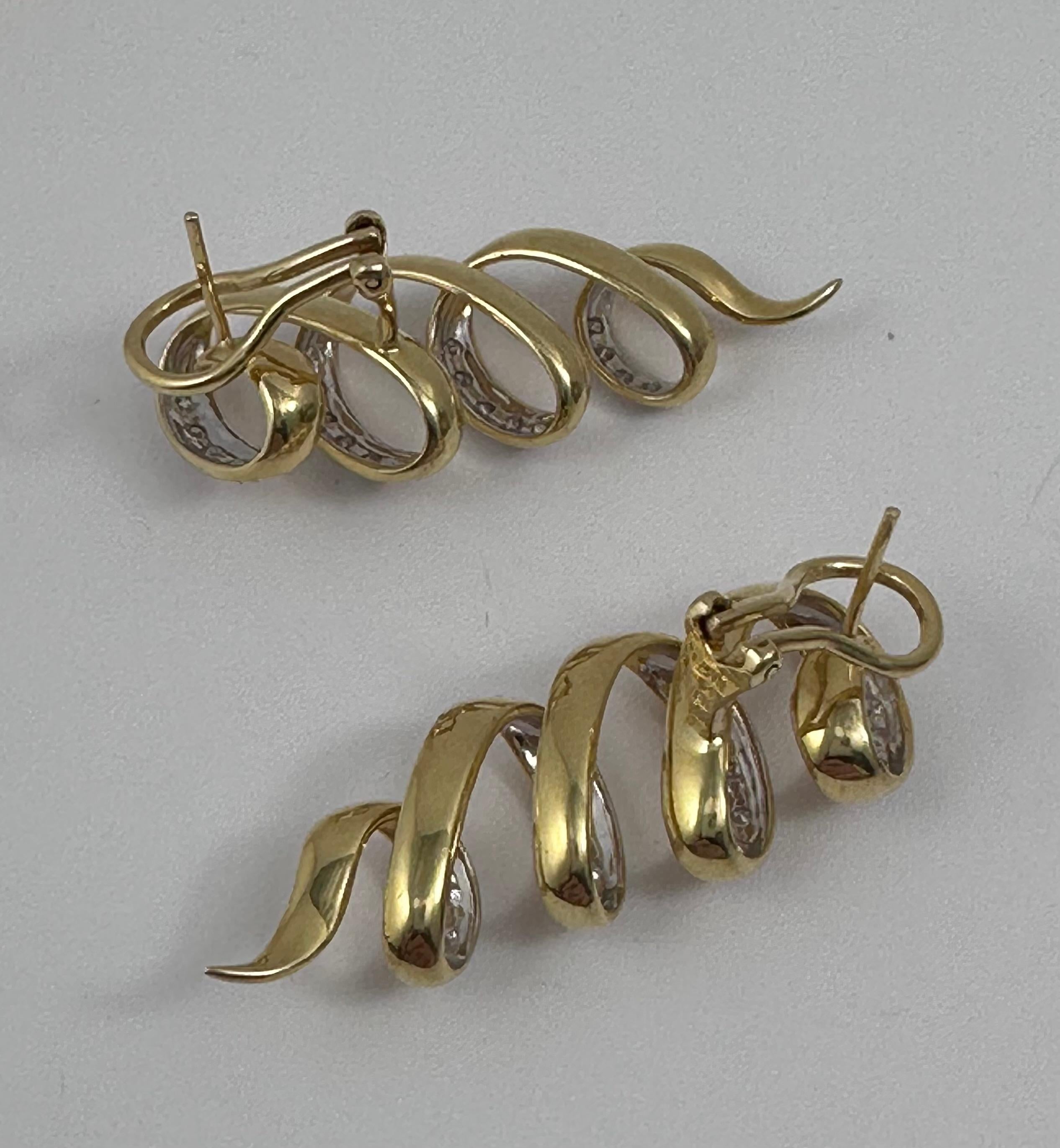 18 Karat Gelbgold ~ 5/8 x 1 3/4 Spiral Glistening Diamant-Ohrringe mit Hebelverschluss im Angebot 3