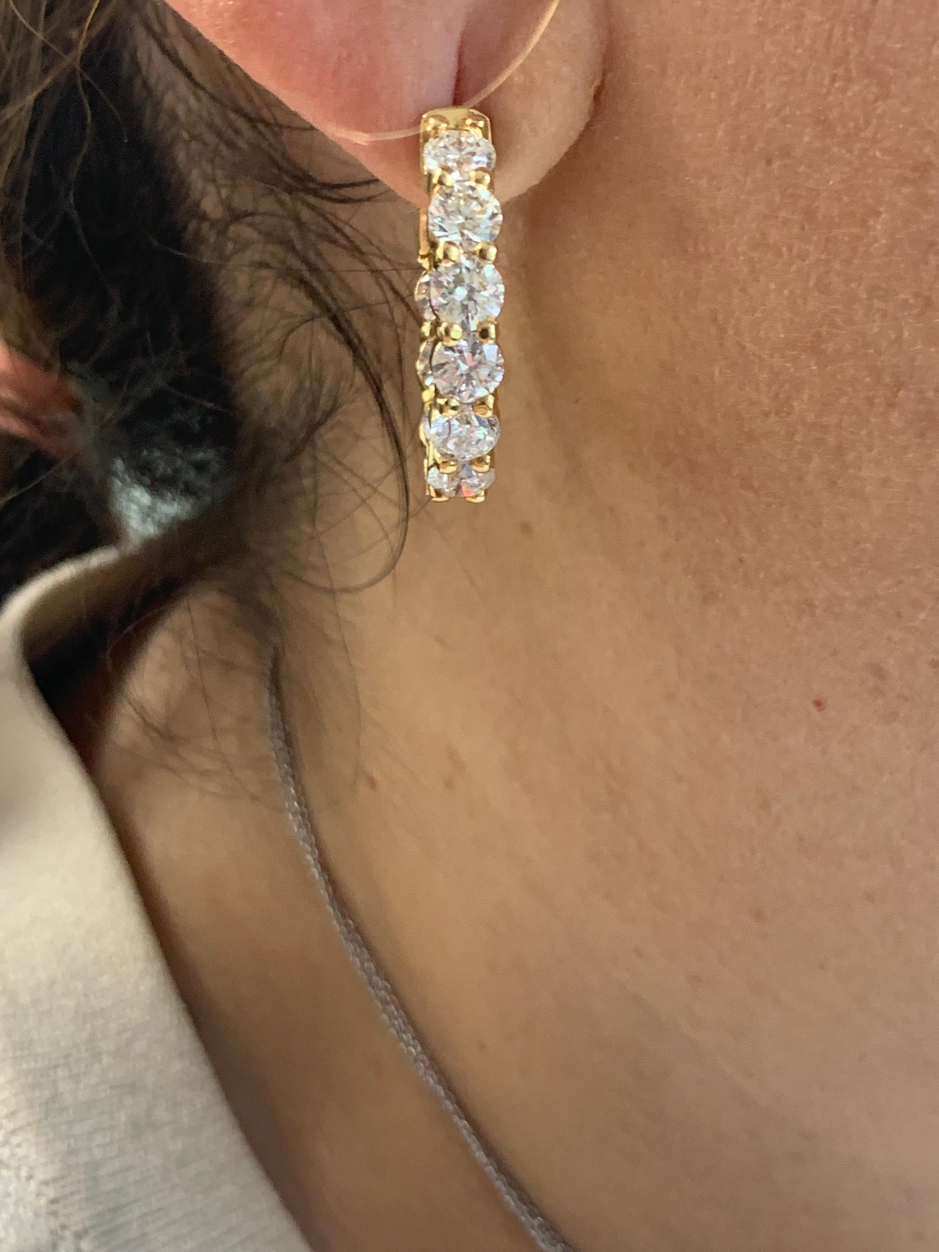 Classic diamond hoops

18K Yellow gold hoop earrings with round diamonds
Diameter: 0.75