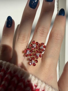 Anillo de cóctel de oro amarillo de 18 quilates con rubí talla pera de 5,17 quilates y flor de diamantes