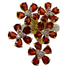 Anillo de cóctel de oro amarillo de 18 quilates con rubí talla pera de 5,17 quilates y flor de diamantes