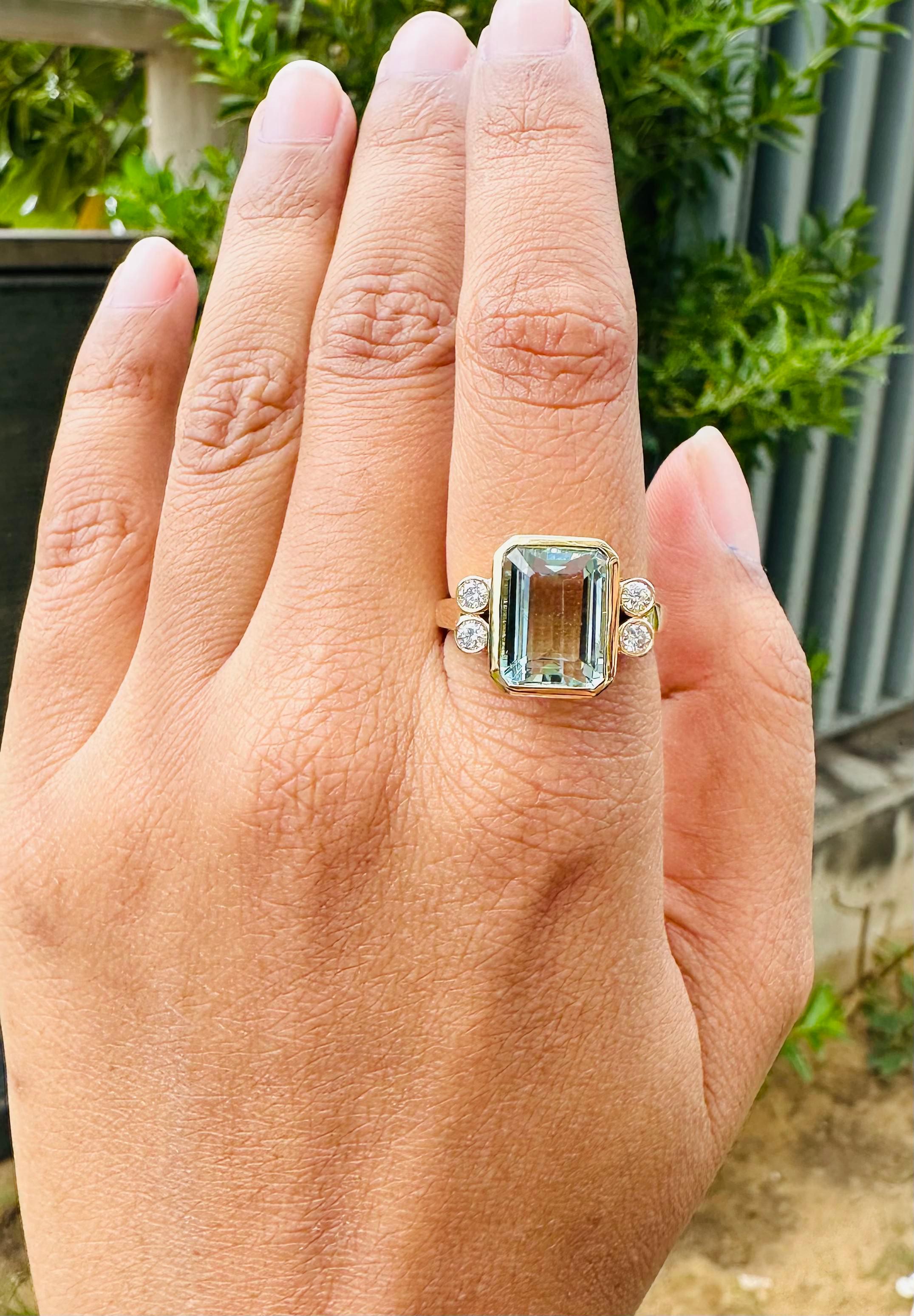 For Sale:  18k Yellow Gold 5.45 Carat Aquamarine and Diamond Cocktail Ring 3