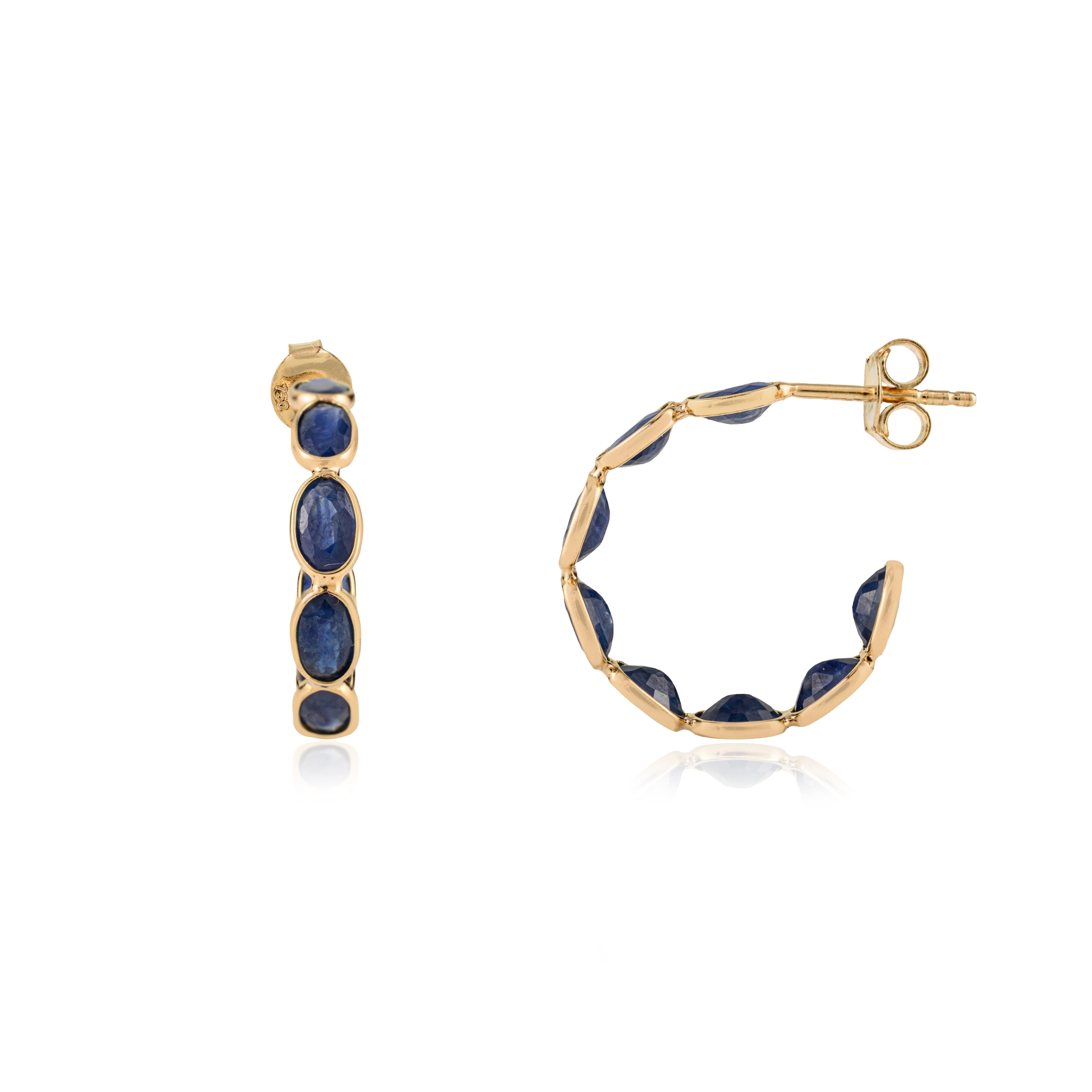 Or jaune 18K  5.45 Ct Bezel-Set Blue Sapphire Geometric Hoop Ears en vente 1