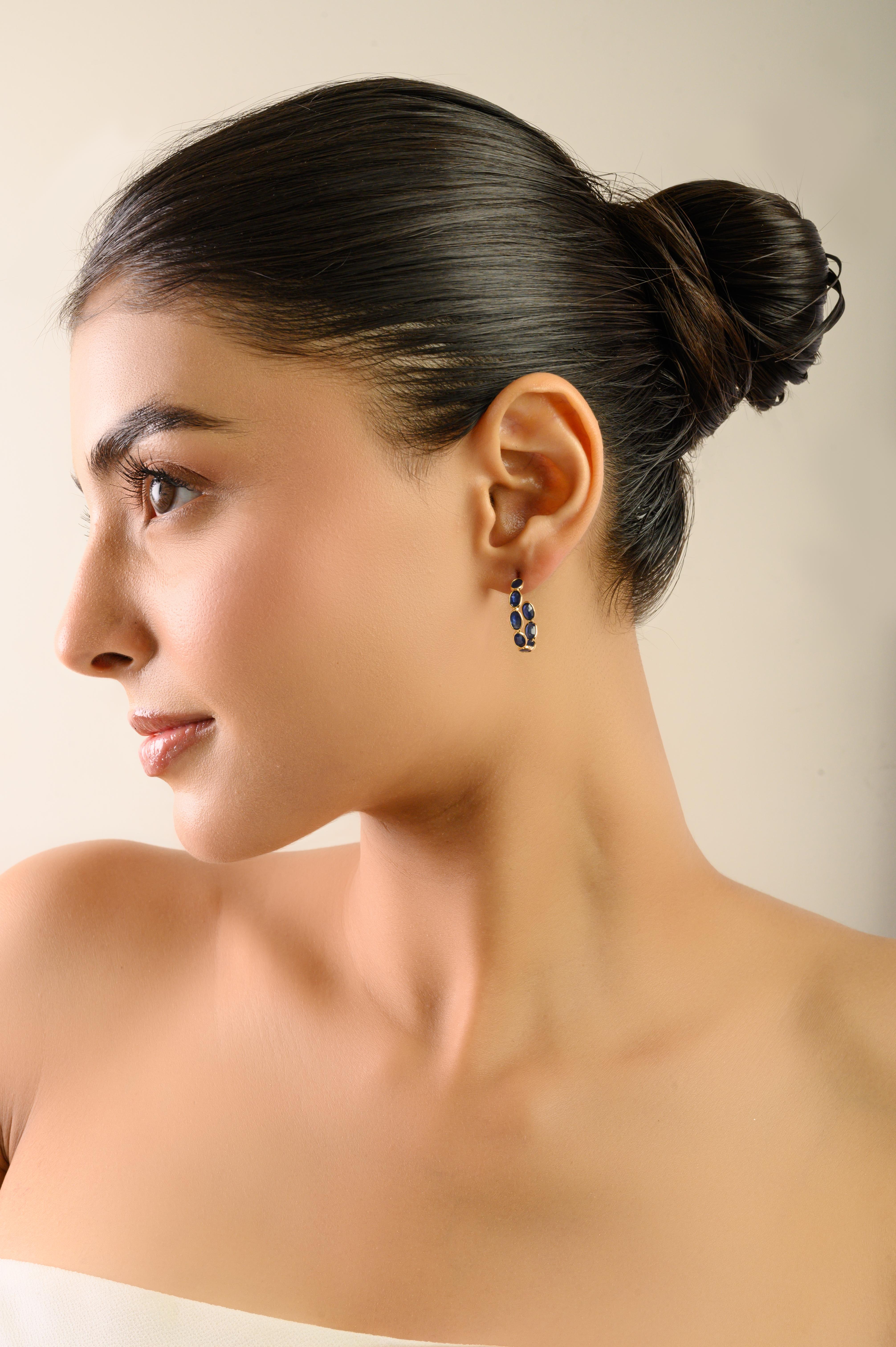 Or jaune 18K  5.45 Ct Bezel-Set Blue Sapphire Geometric Hoop Ears en vente 2