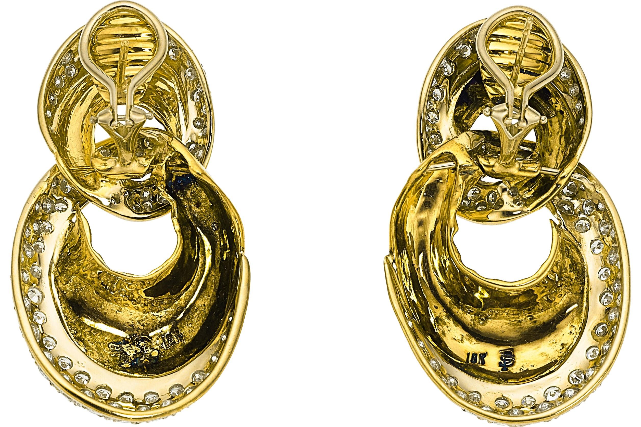 Taglio rotondo Orecchini Doorknocker in oro giallo 18k con diamanti da 5,58 carati 32,2 grammi in vendita