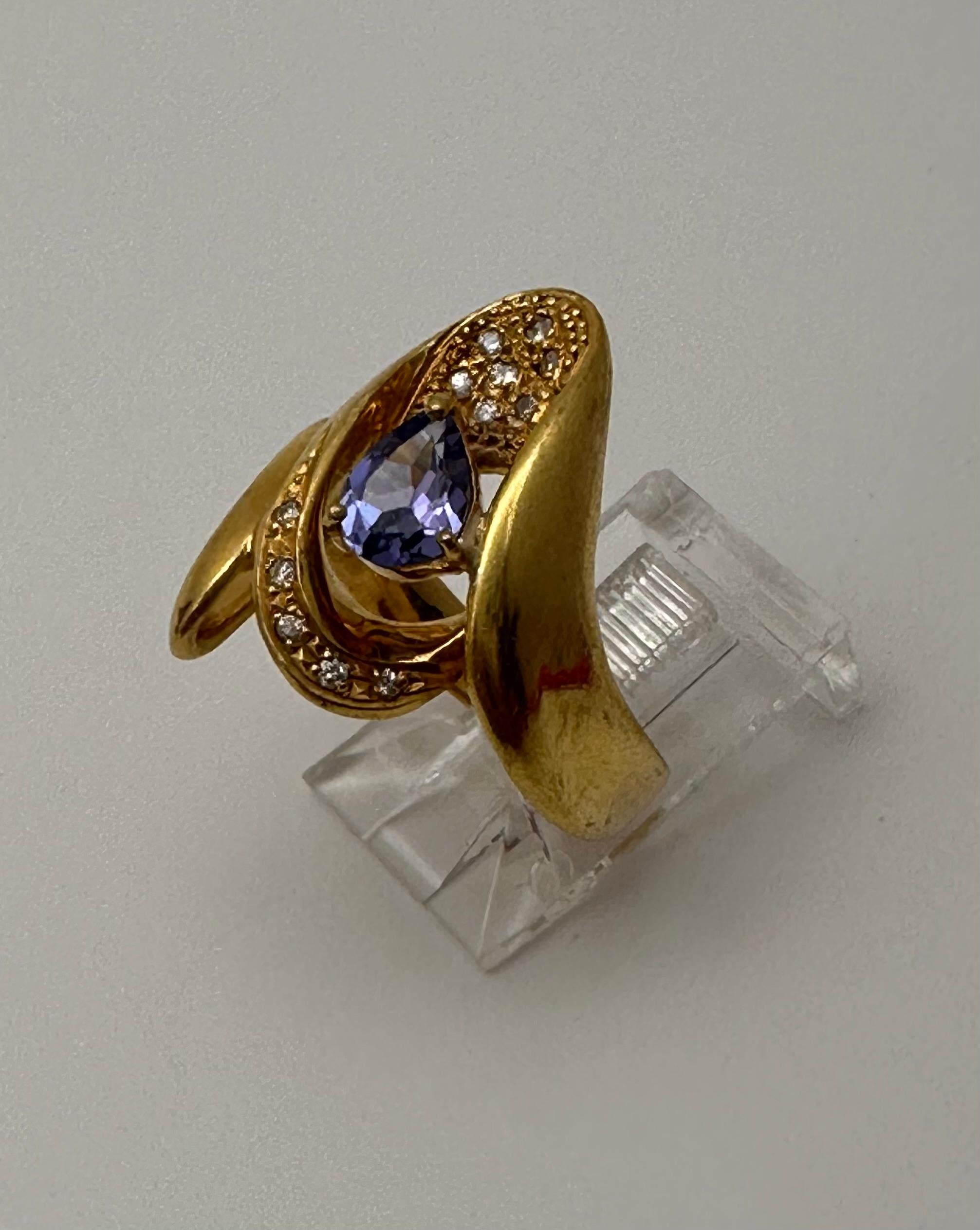 Modern 18k Yellow Gold - 5.5mm x 7mm Pear Tanzanite  - 13 Round Diamonds - Ring Size 7 For Sale