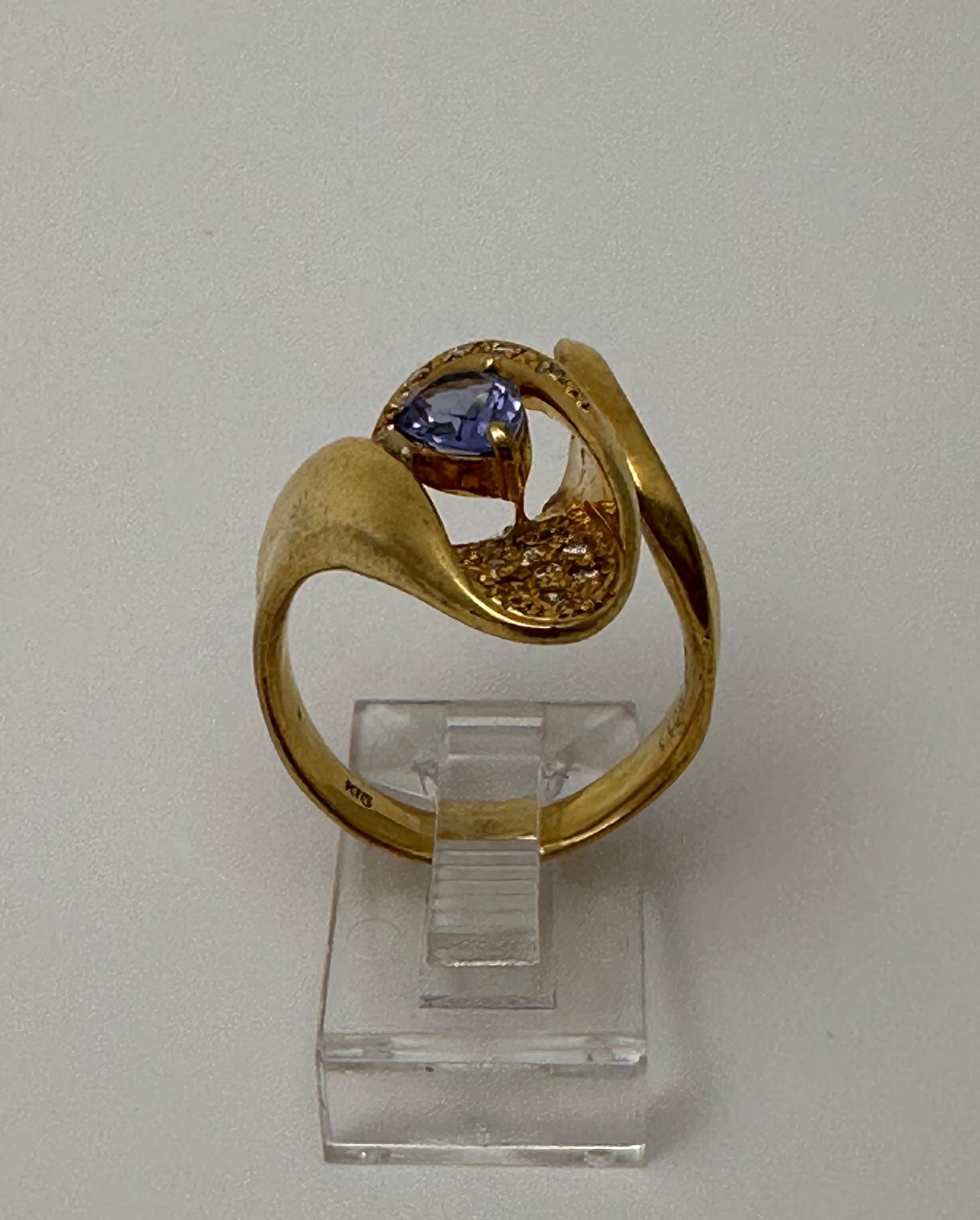 Pear Cut 18k Yellow Gold - 5.5mm x 7mm Pear Tanzanite  - 13 Round Diamonds - Ring Size 7 For Sale